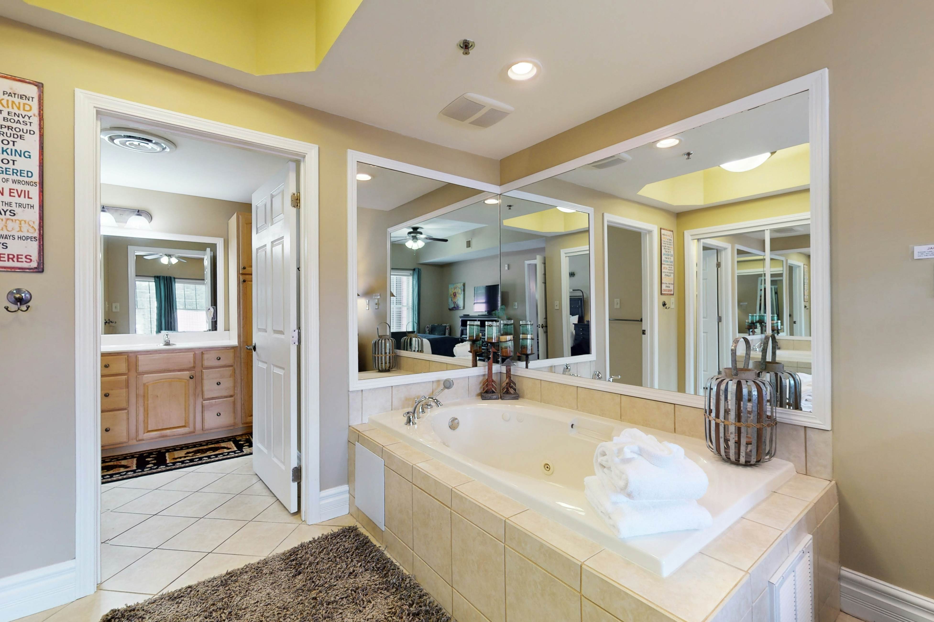 Homey Condo, Sleeps 6  W Balcony・Jetted Tub