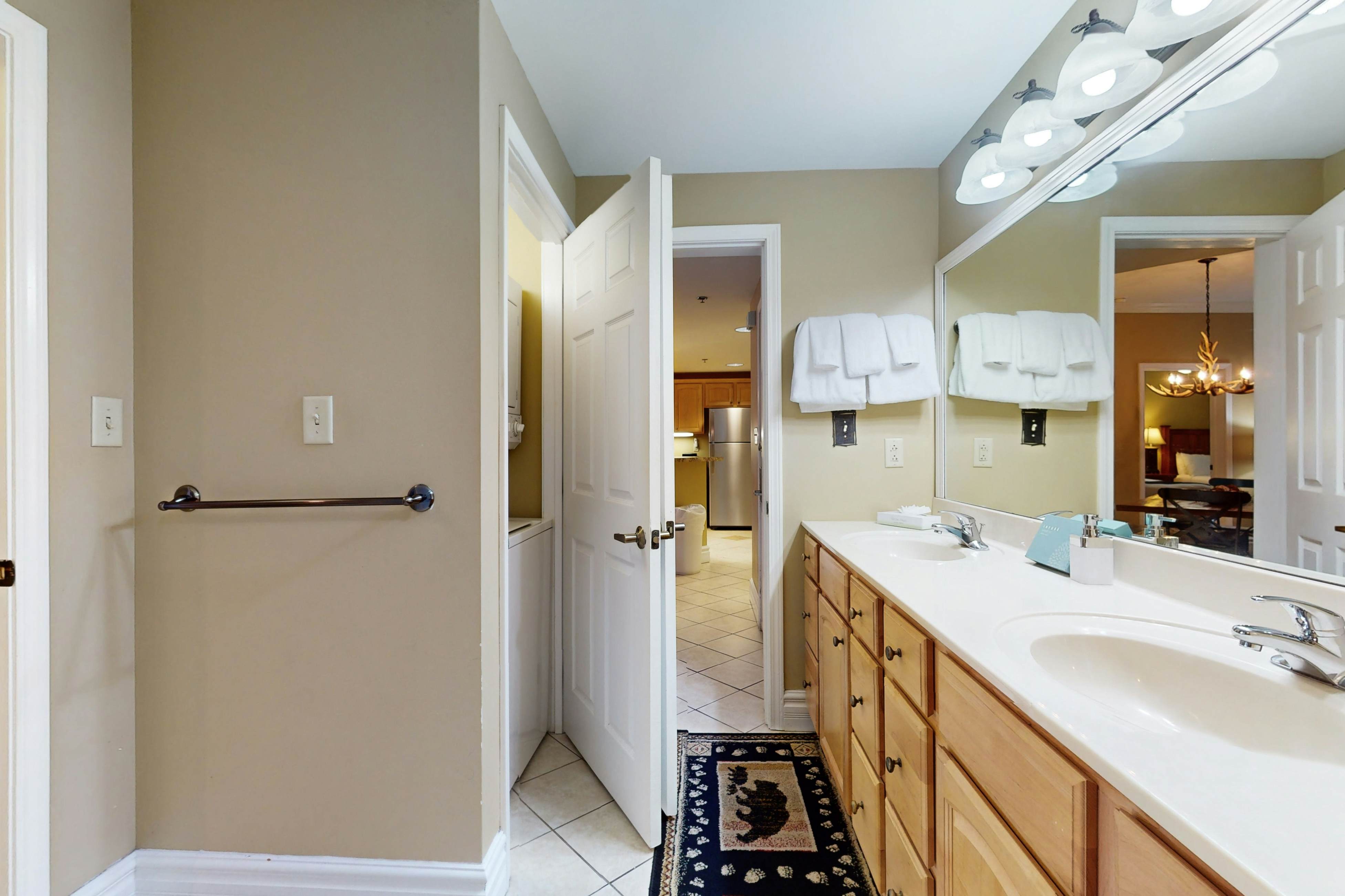 Homey Condo, Sleeps 6  W Balcony・Jetted Tub