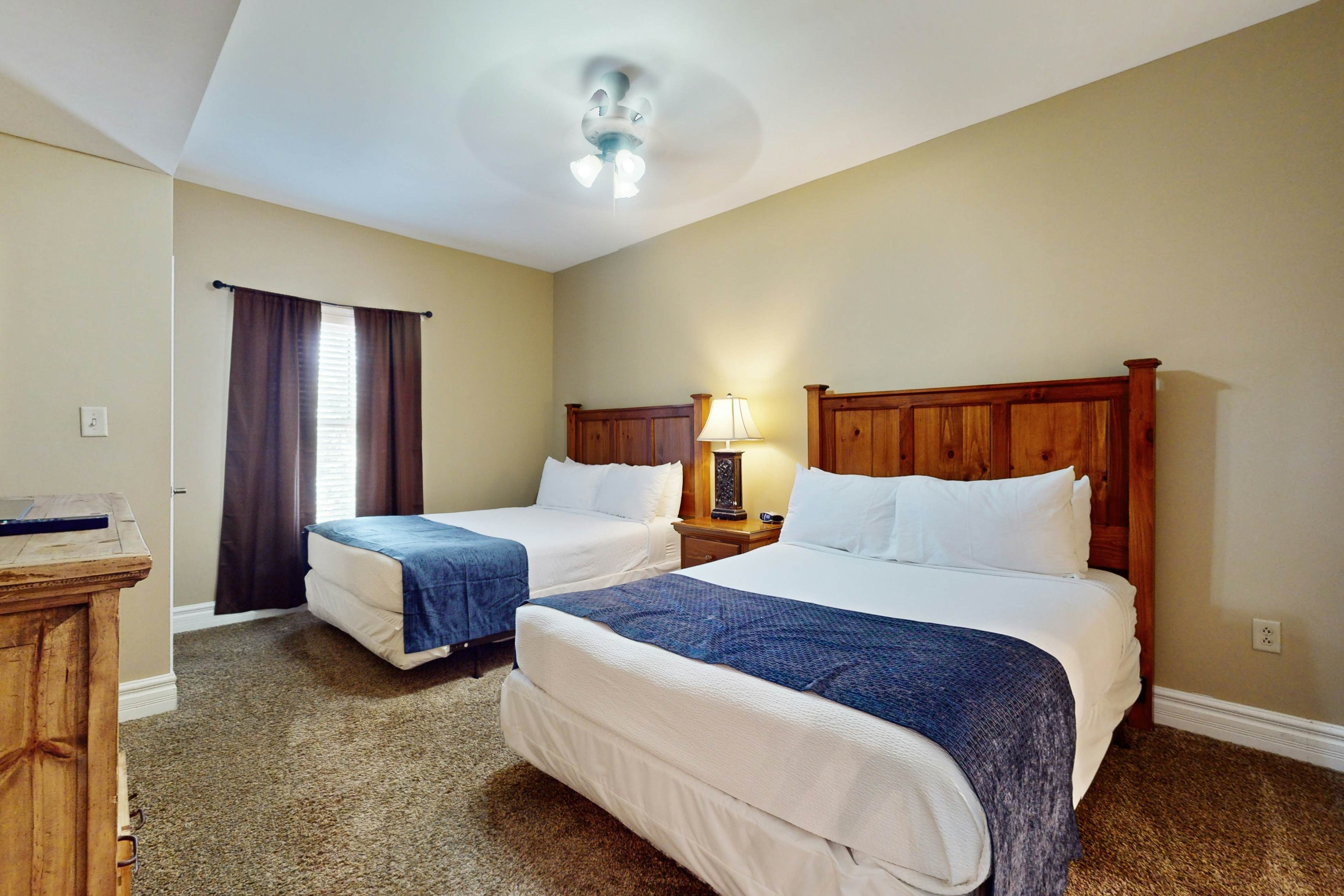 Homey Condo, Sleeps 6  W Balcony・Jetted Tub