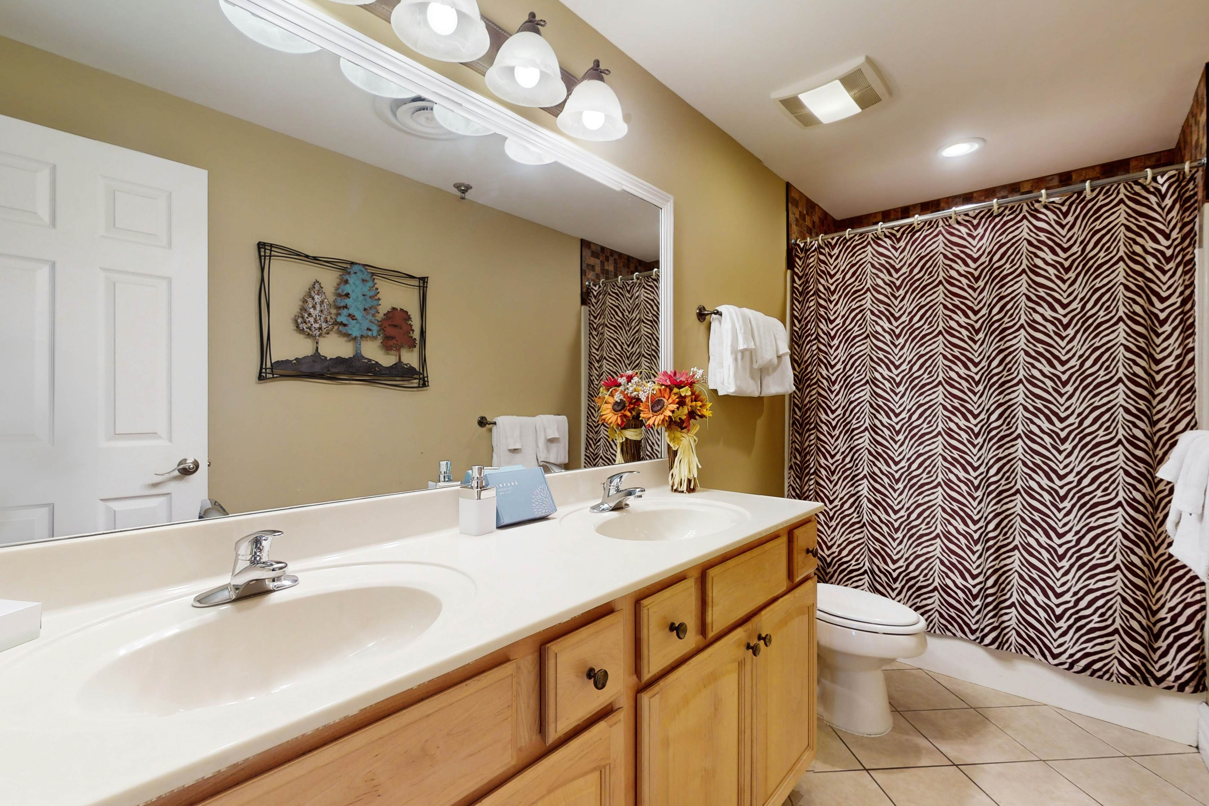 Homey Condo, Sleeps 6  W Balcony・Jetted Tub