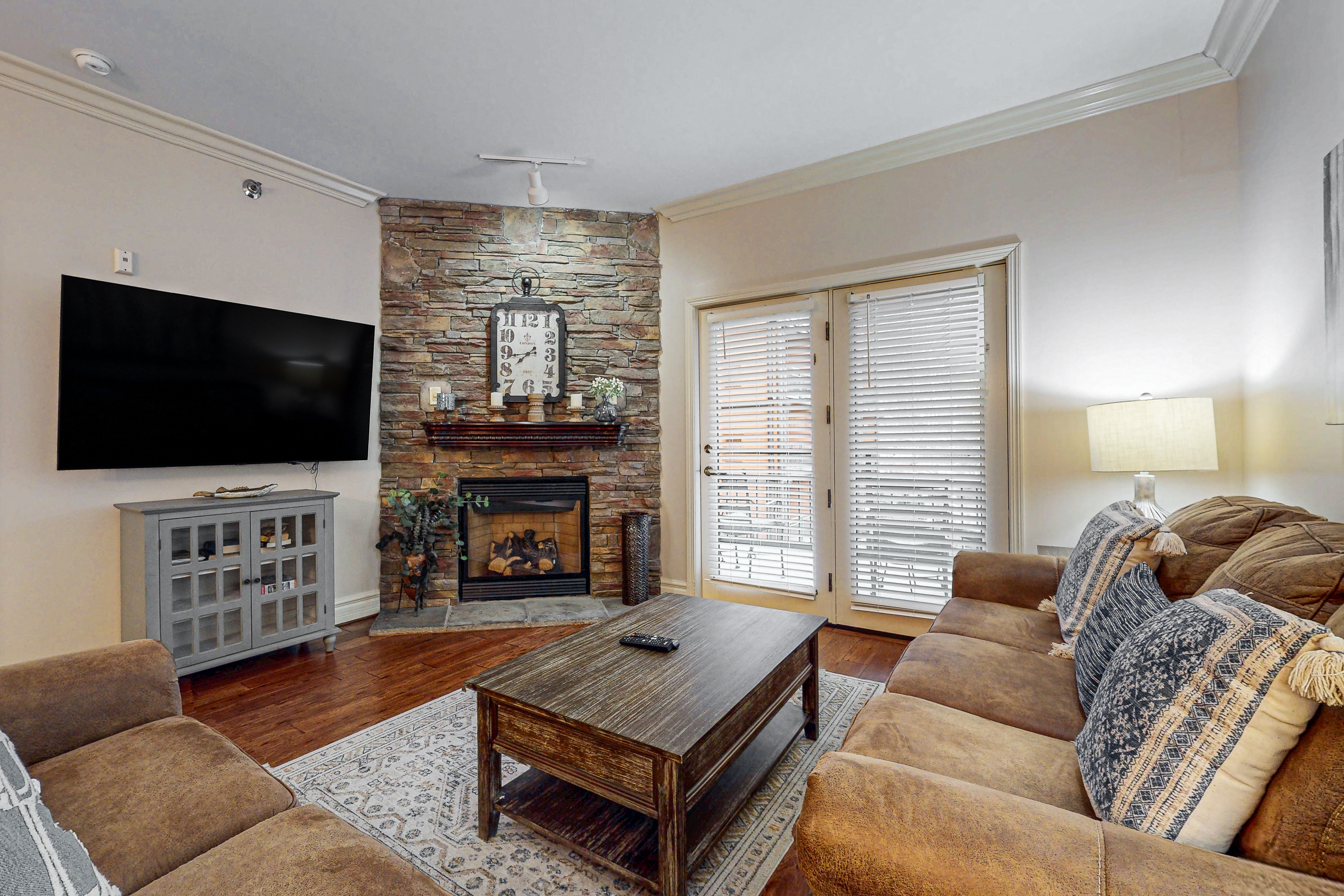 Elegant Condo W Fireplace, Sleeps 6, Near Downtown