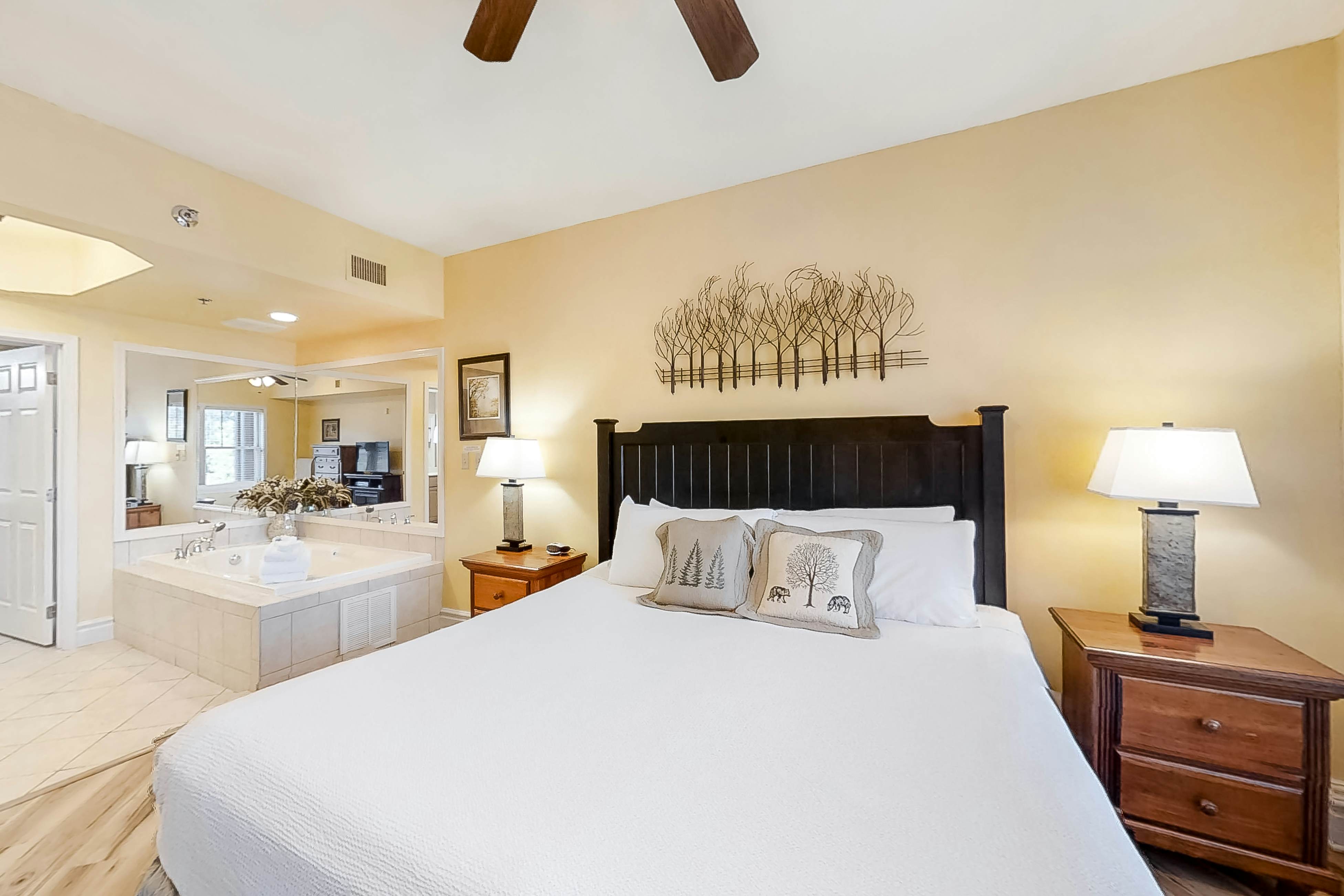 Welcoming Downtown Condo, Sleeps 6・Jetted tub・Gym