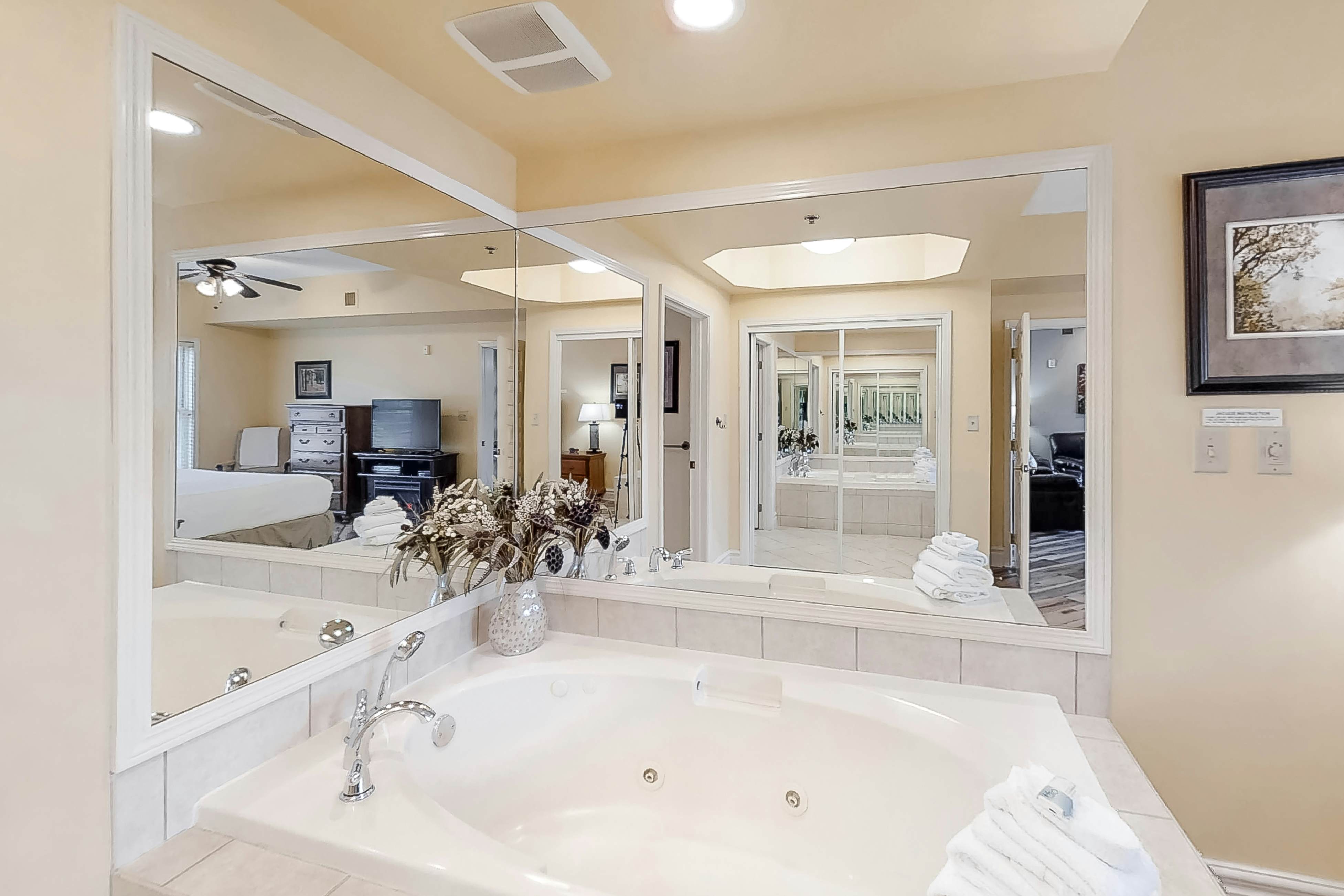 Welcoming Downtown Condo, Sleeps 6・Jetted tub・Gym