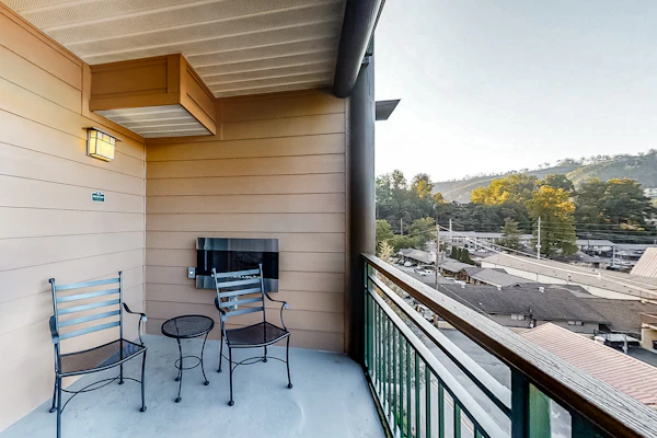 Family Condo Walk 2 Parkway Gatlinburg, Gym, Hot Tub