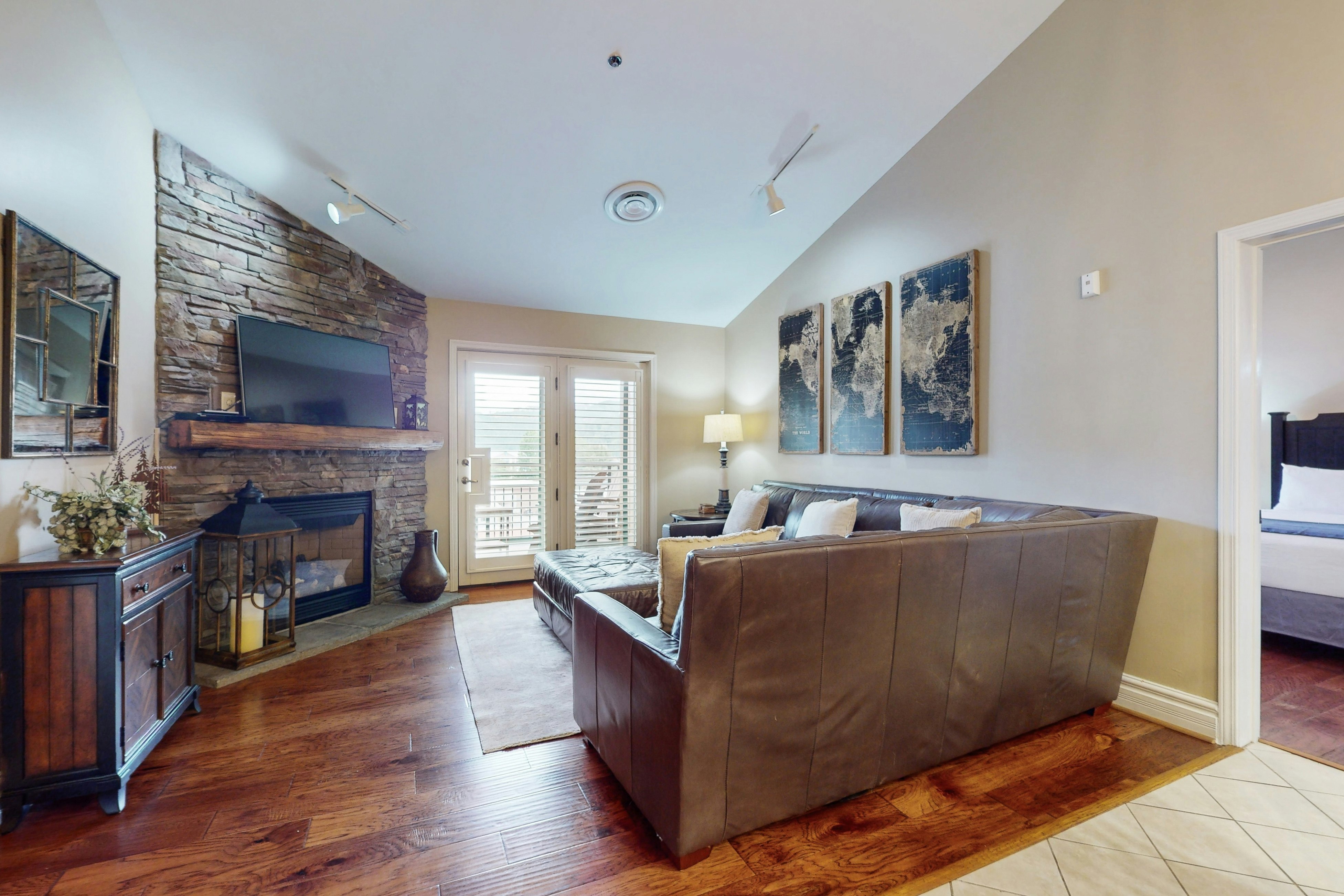 Ideally Located, Sleeps 6・Fireplace・Jetted Tub