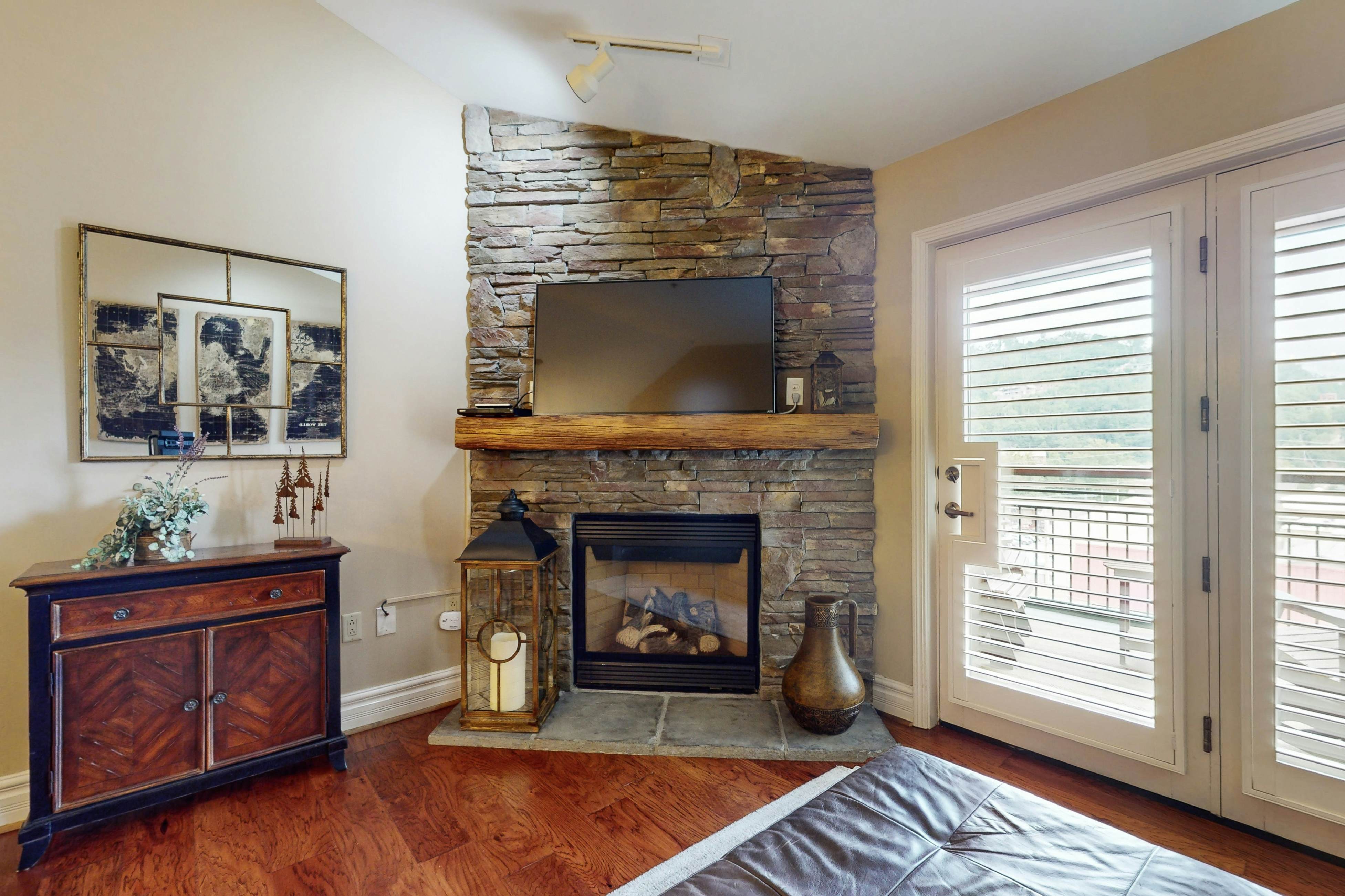 Ideally Located, Sleeps 6・Fireplace・Jetted Tub