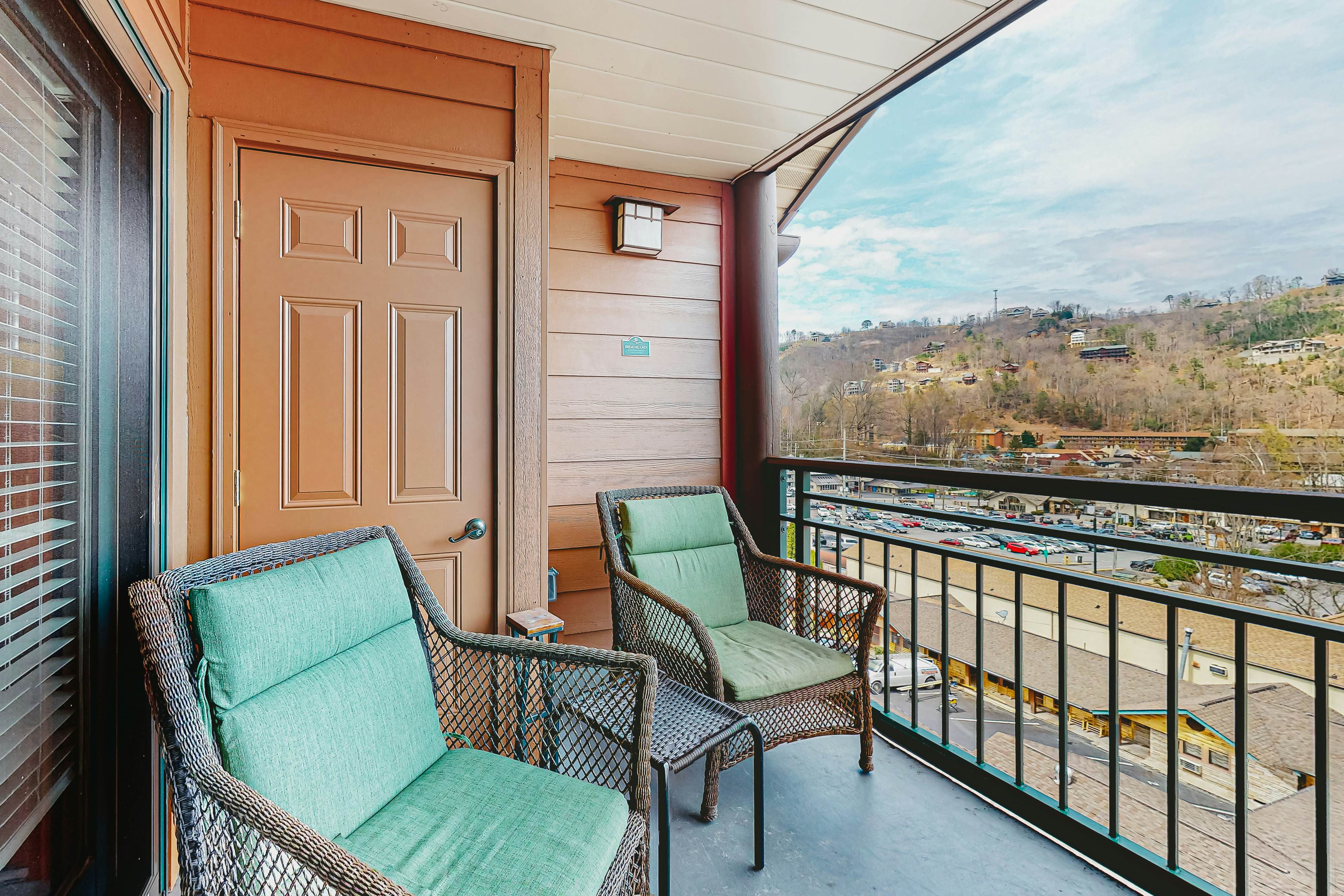 Chic Condo Near Downtown, Sleeps 8・Fireplace・Gym