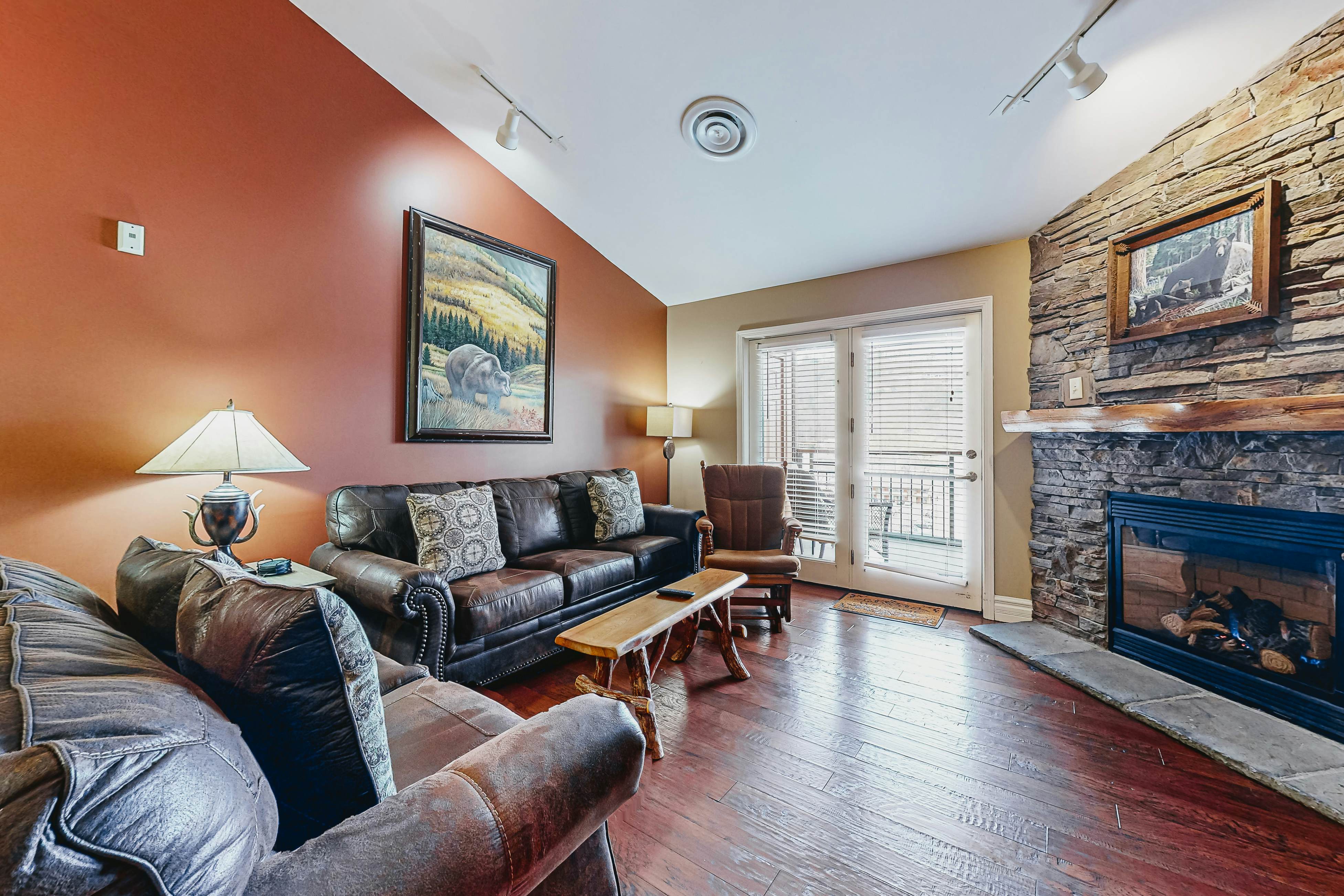 Chic Condo Near Downtown, Sleeps 8・Fireplace・Gym