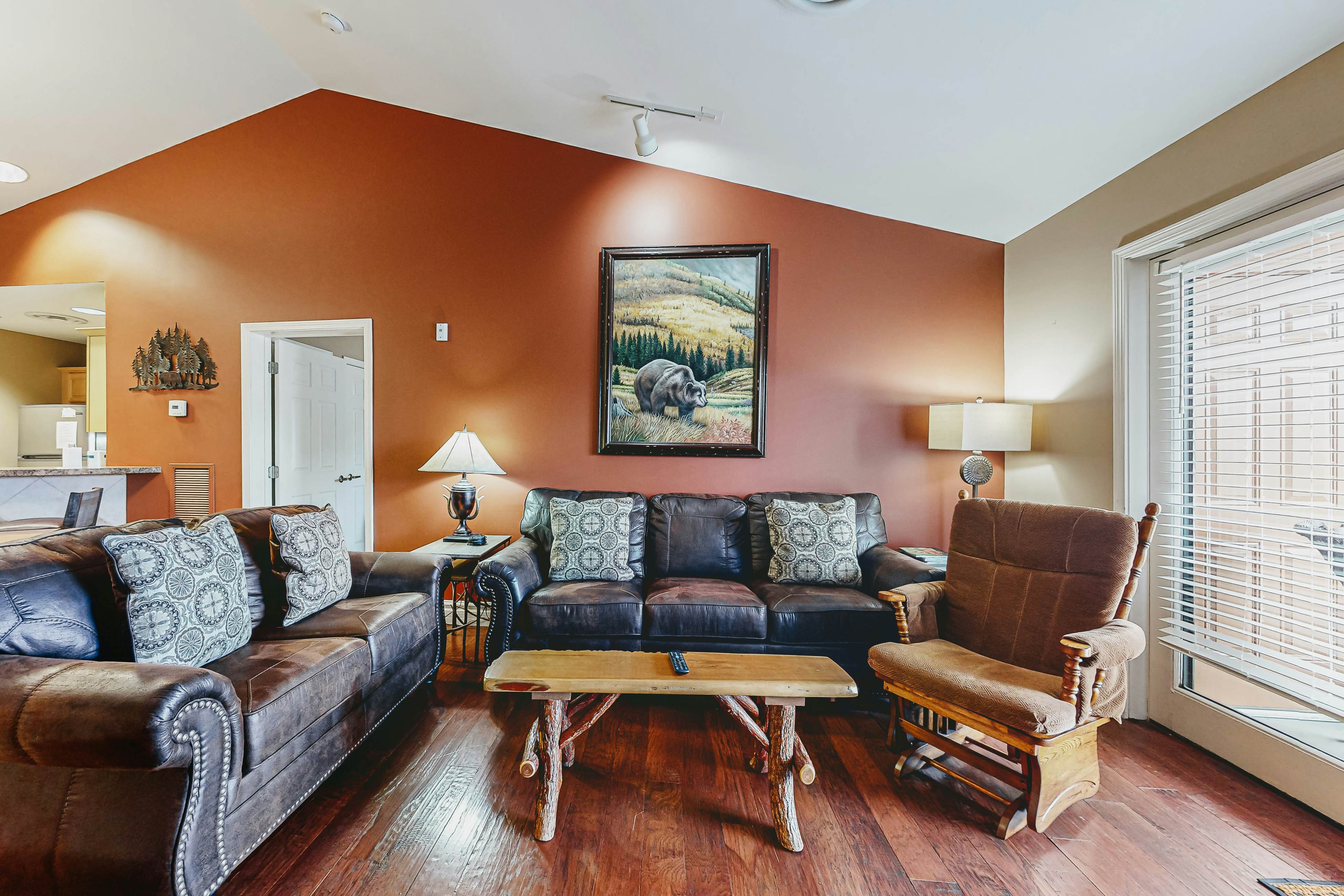 Chic Condo Near Downtown, Sleeps 8・Fireplace・Gym