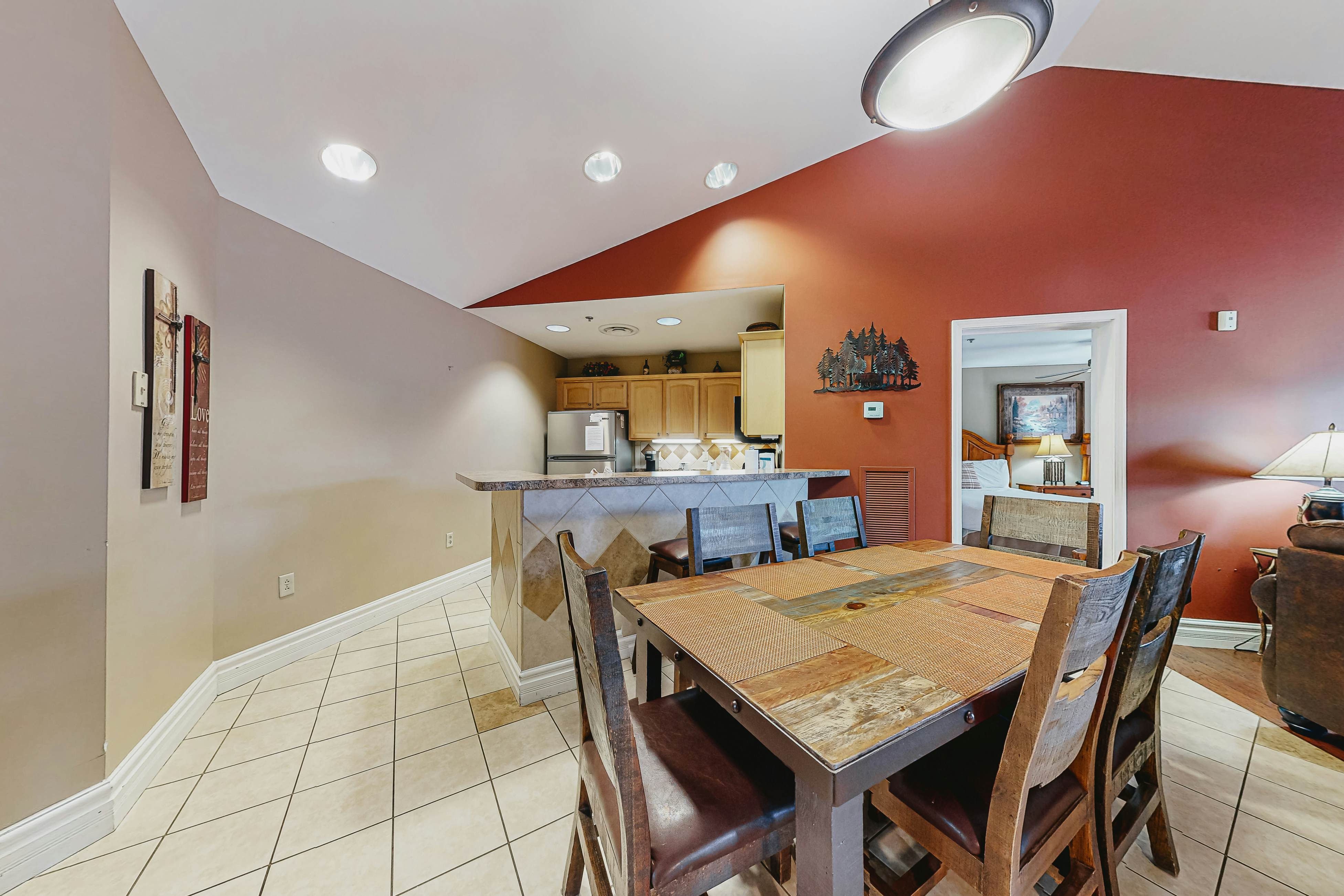 Chic Condo Near Downtown, Sleeps 8・Fireplace・Gym