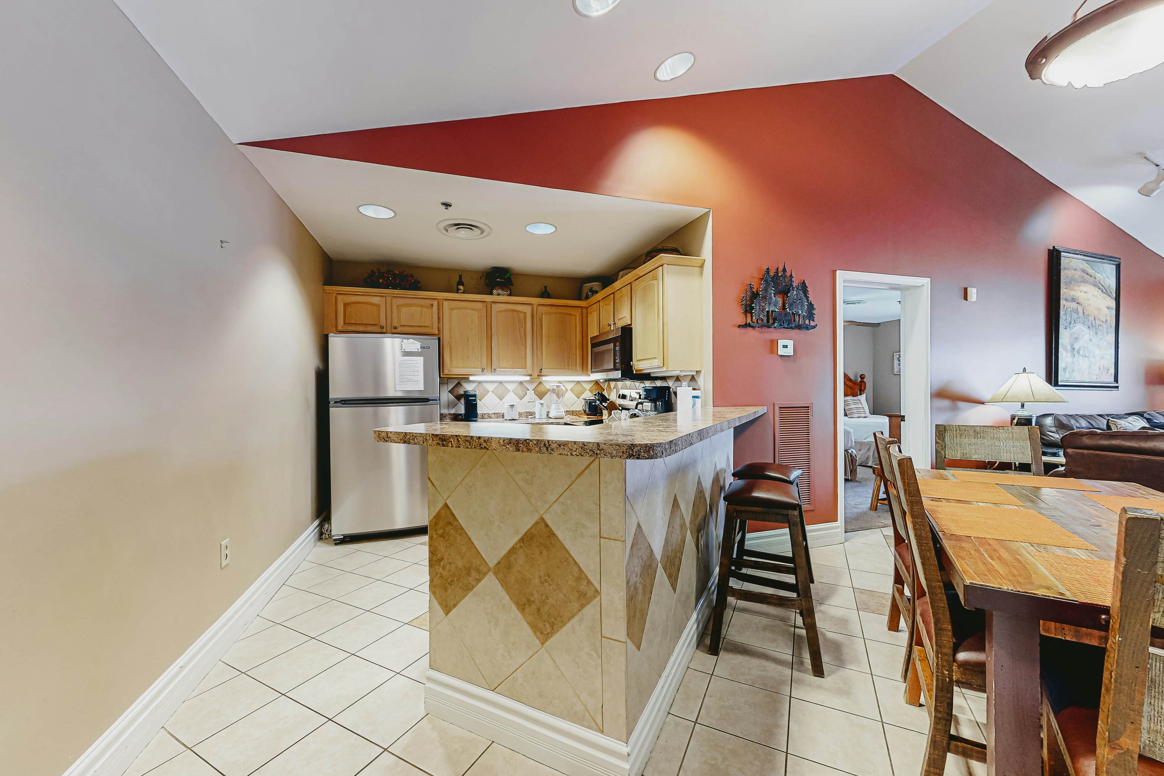 Chic Condo Near Downtown, Sleeps 8・Fireplace・Gym