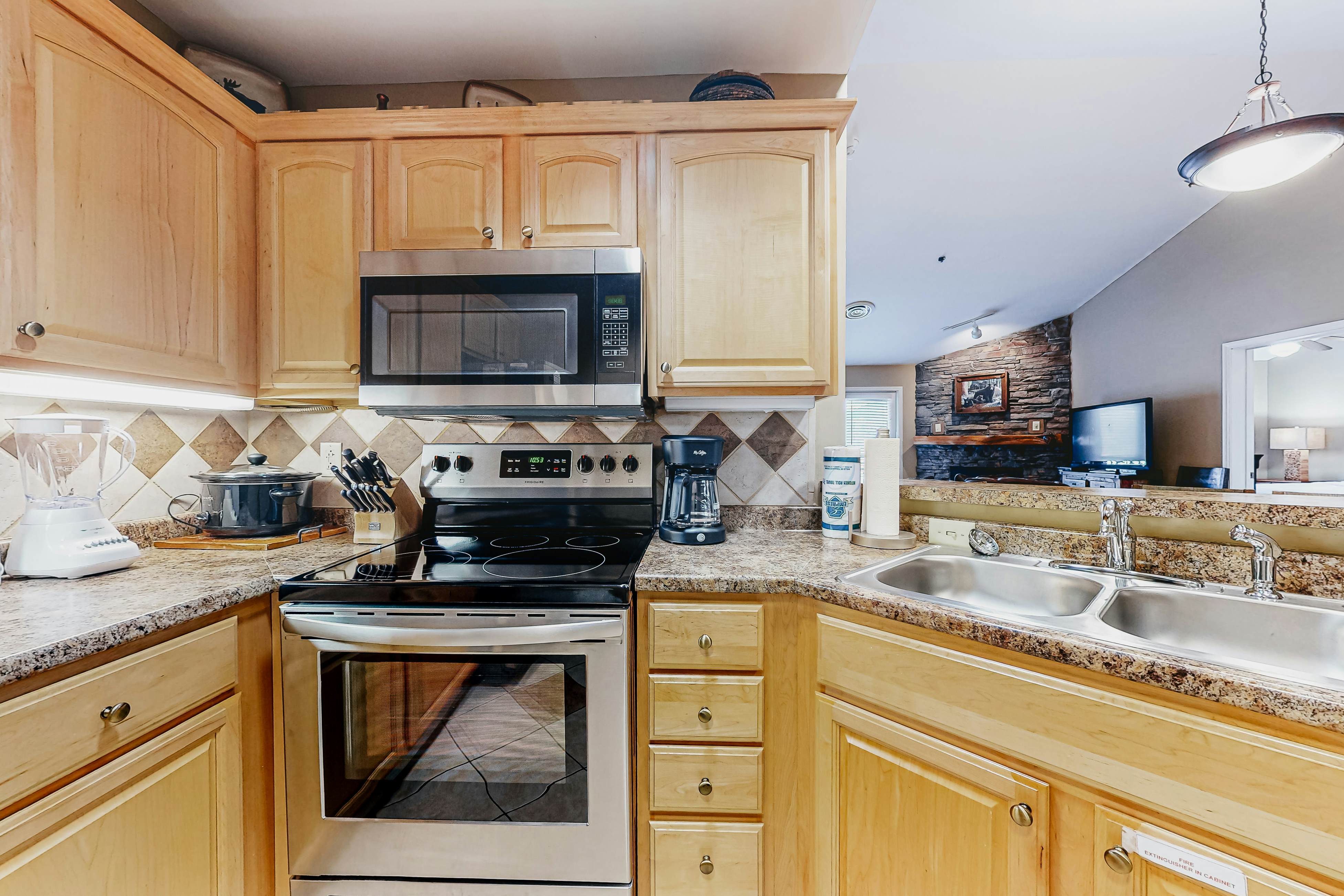 Chic Condo Near Downtown, Sleeps 8・Fireplace・Gym