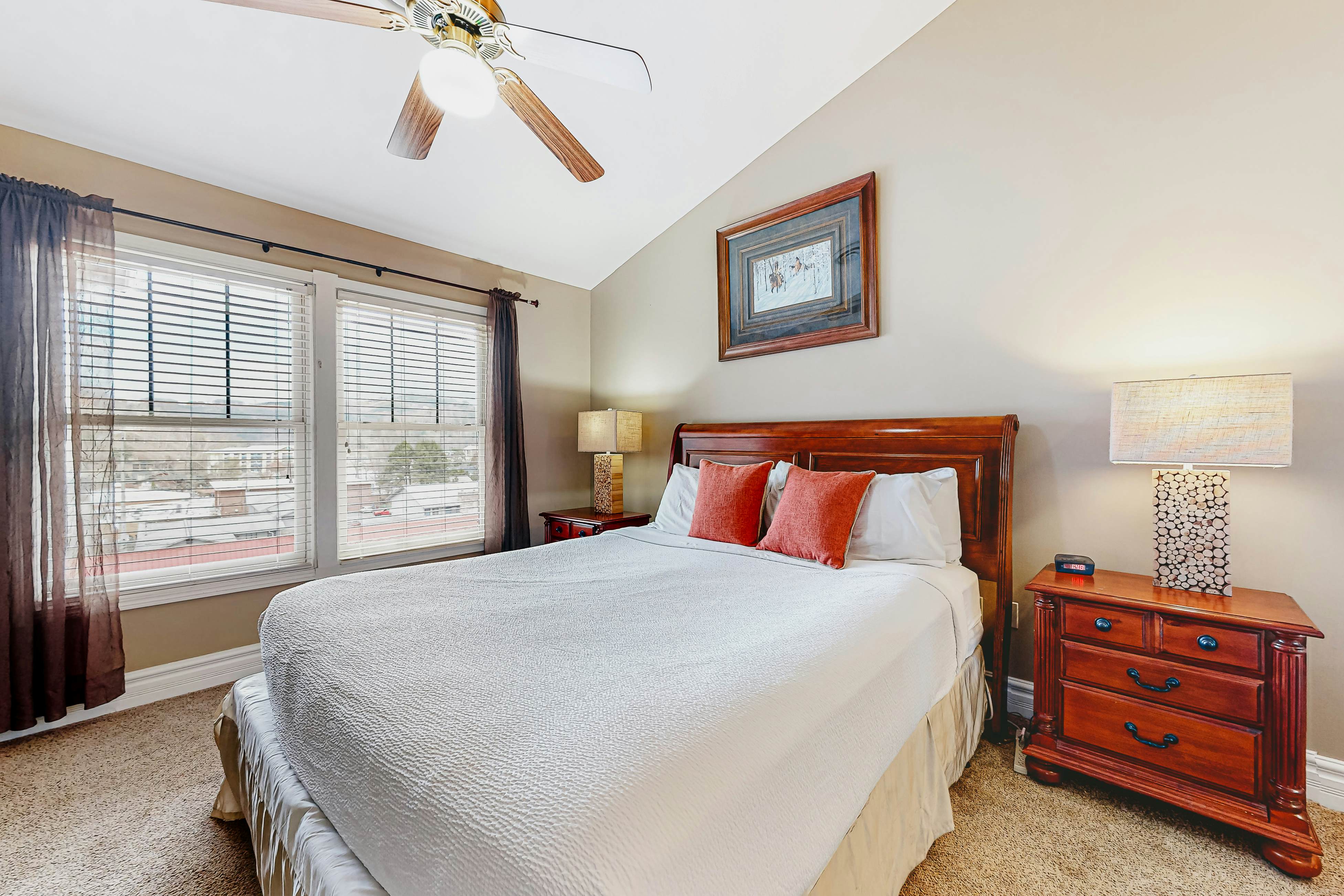 Chic Condo Near Downtown, Sleeps 8・Fireplace・Gym