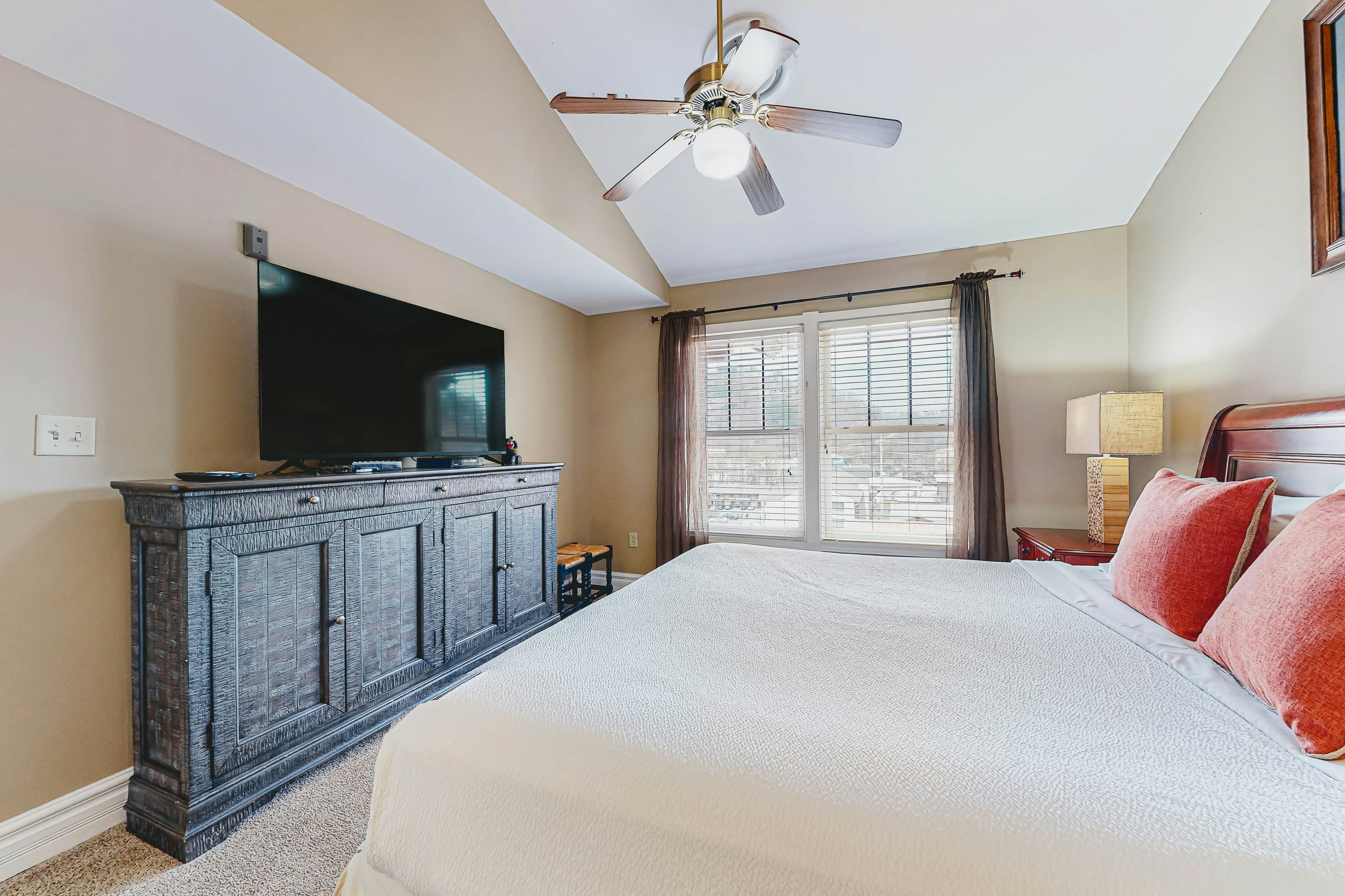 Chic Condo Near Downtown, Sleeps 8・Fireplace・Gym