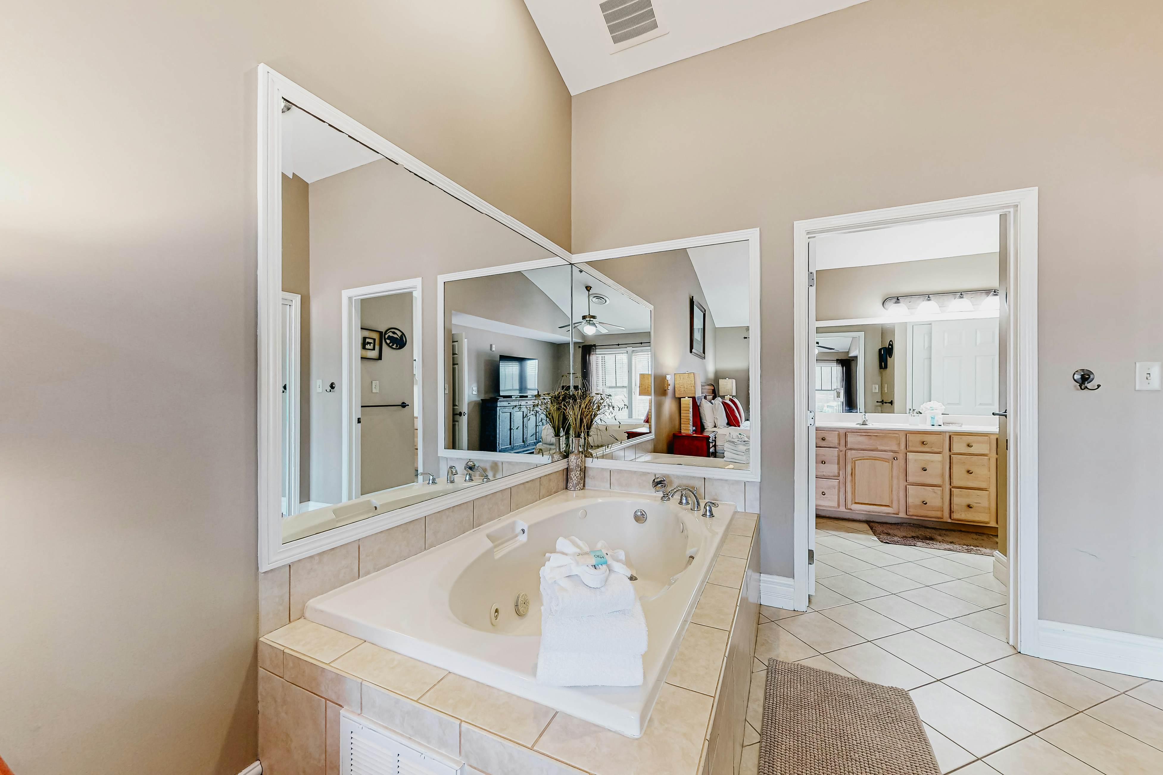 Chic Condo Near Downtown, Sleeps 8・Fireplace・Gym