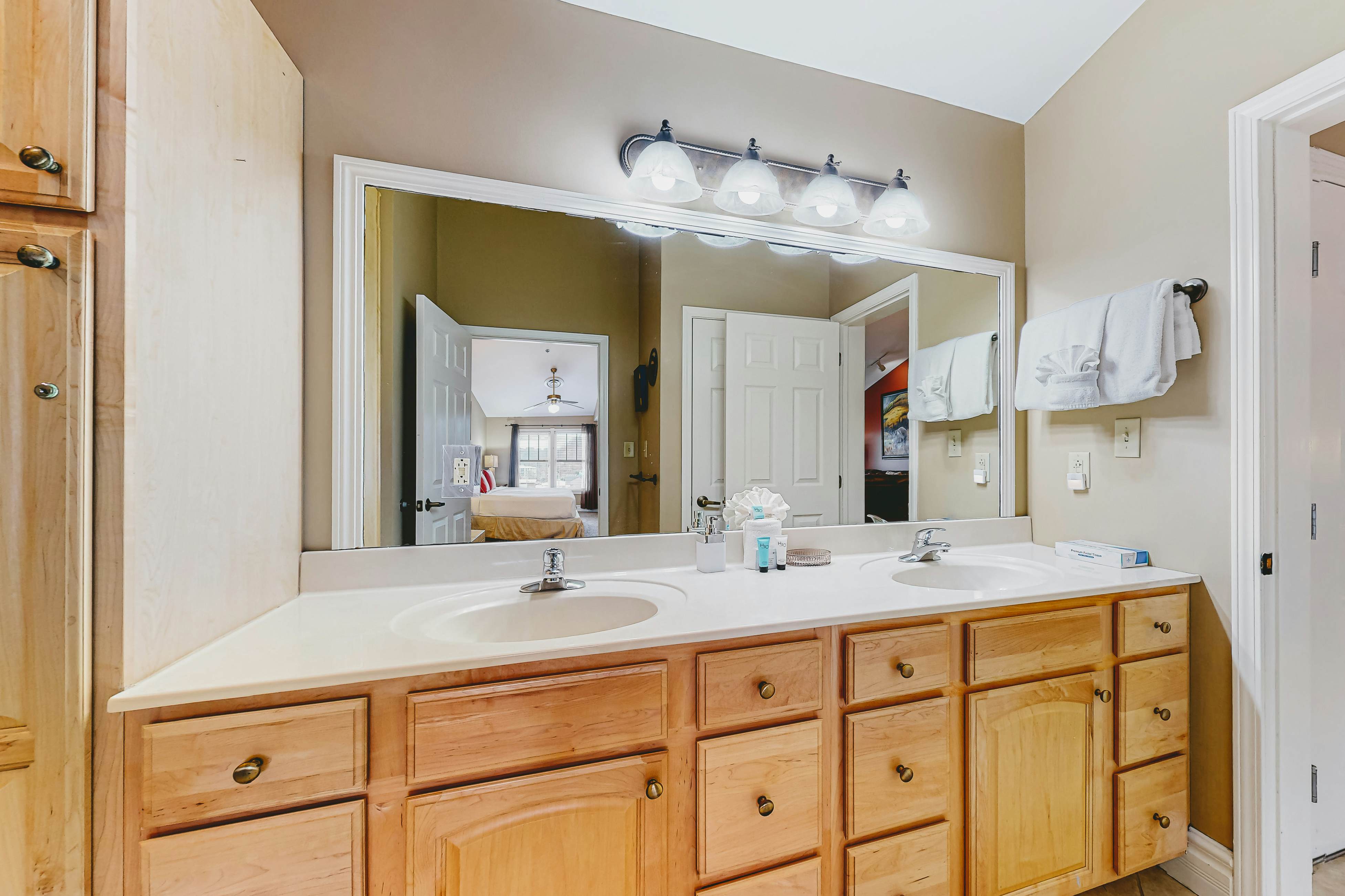 Chic Condo Near Downtown, Sleeps 8・Fireplace・Gym