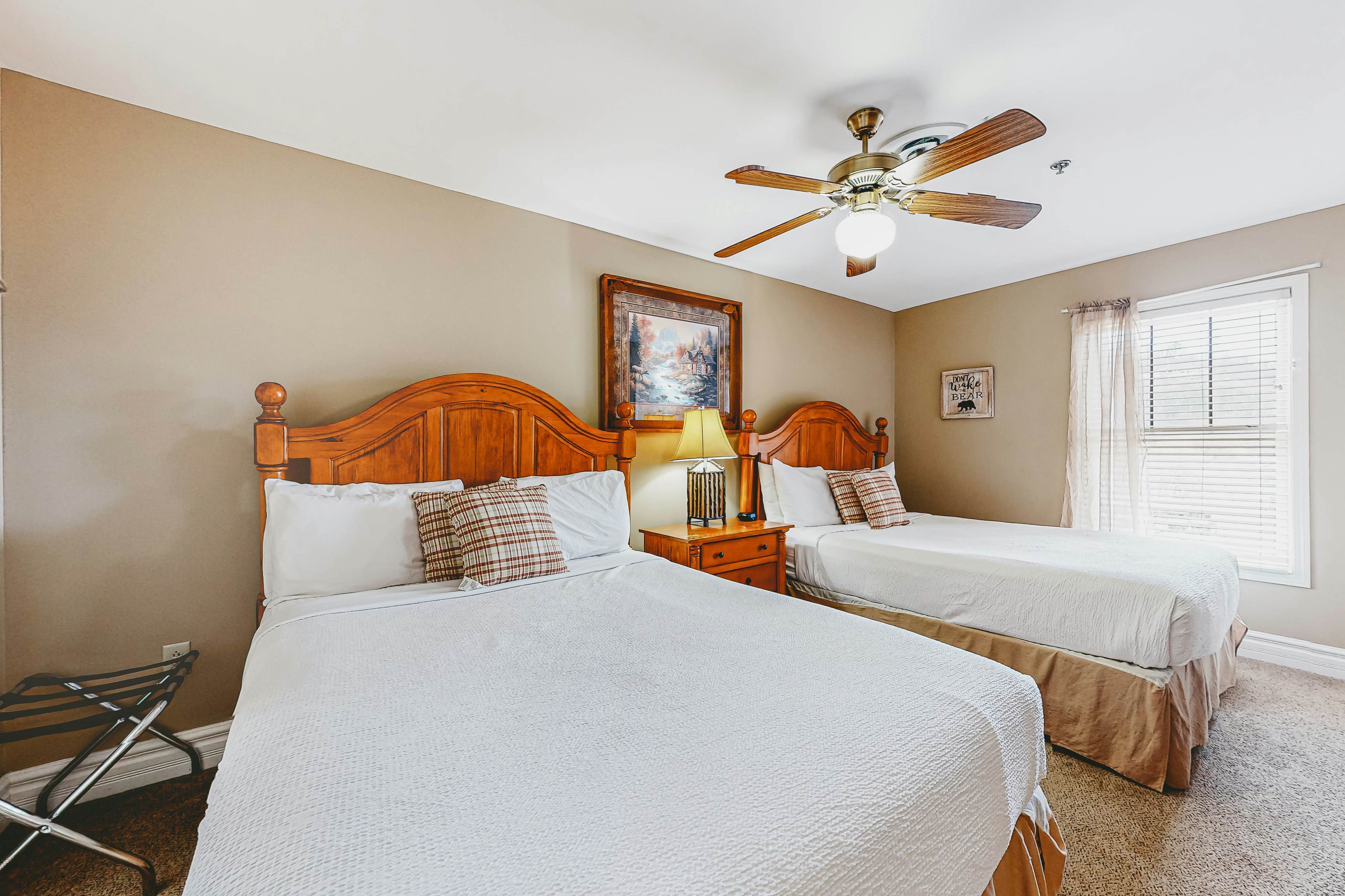 Chic Condo Near Downtown, Sleeps 8・Fireplace・Gym