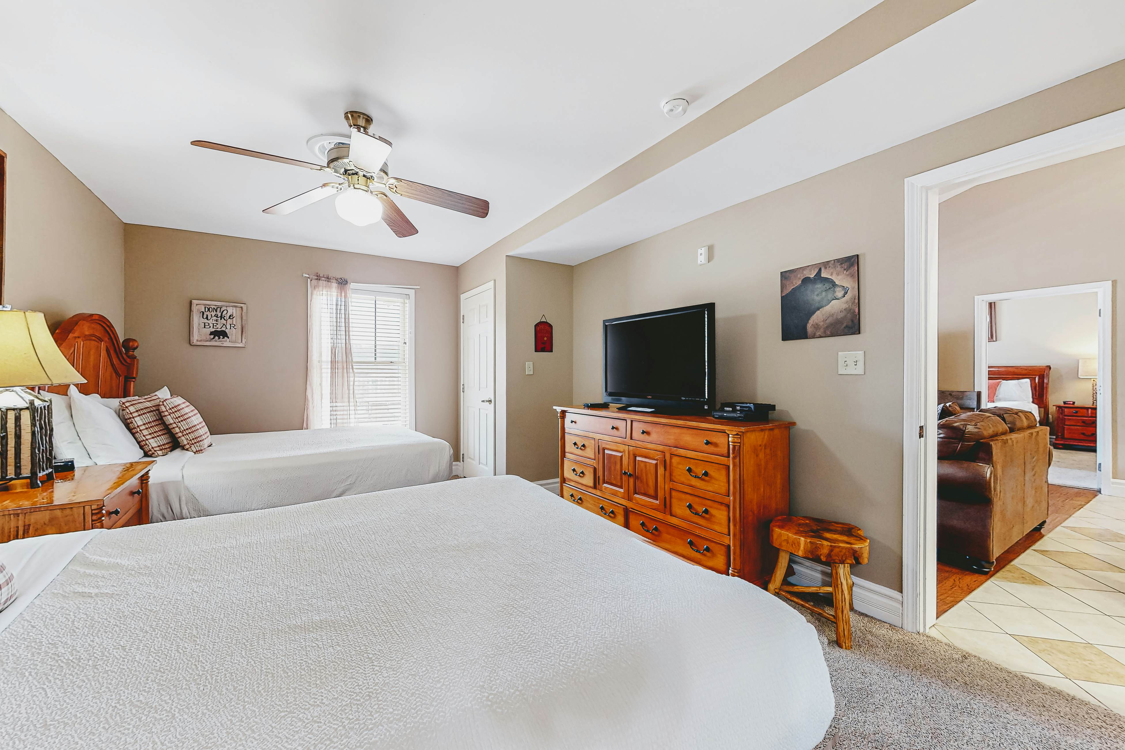 Chic Condo Near Downtown, Sleeps 8・Fireplace・Gym