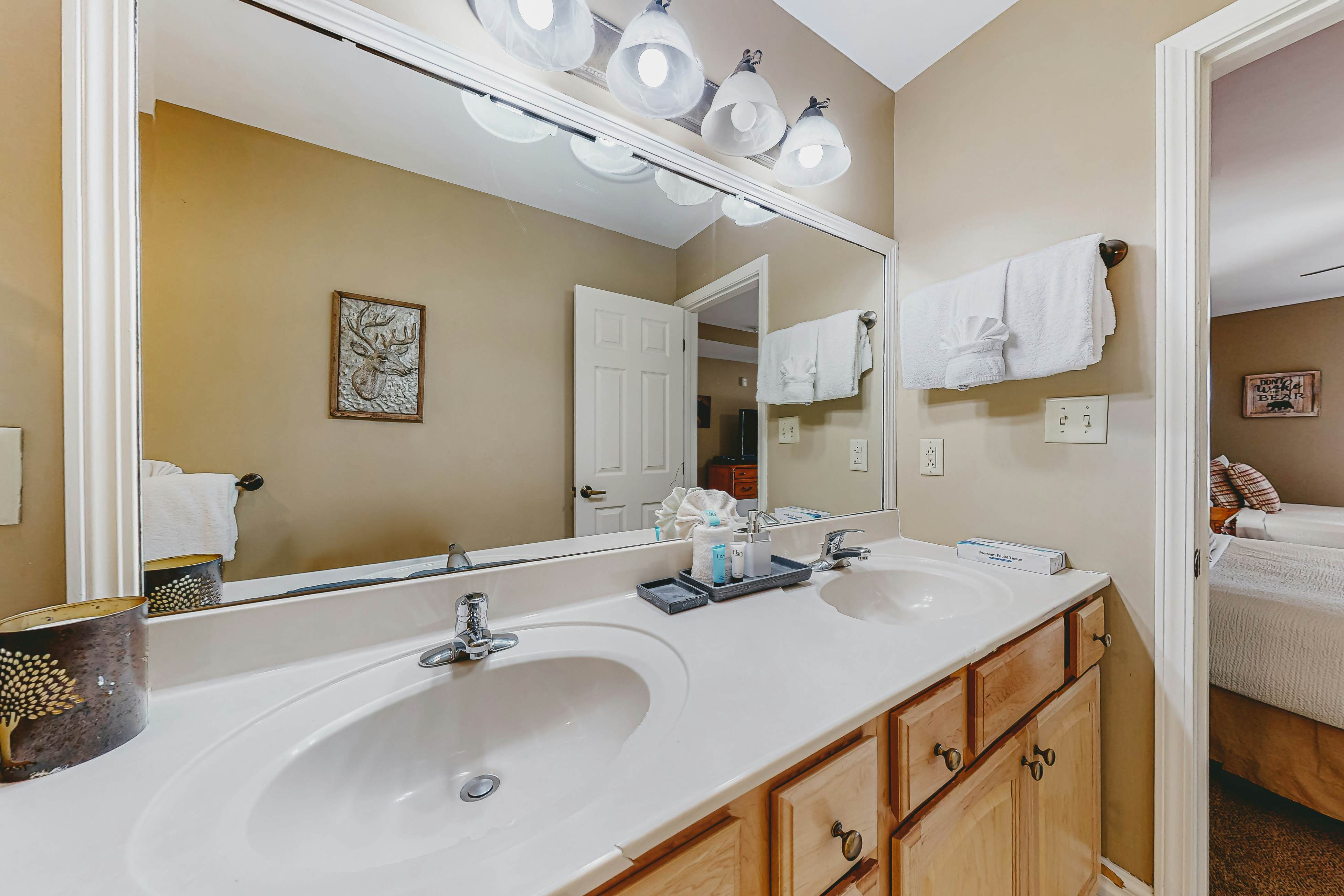 Chic Condo Near Downtown, Sleeps 8・Fireplace・Gym