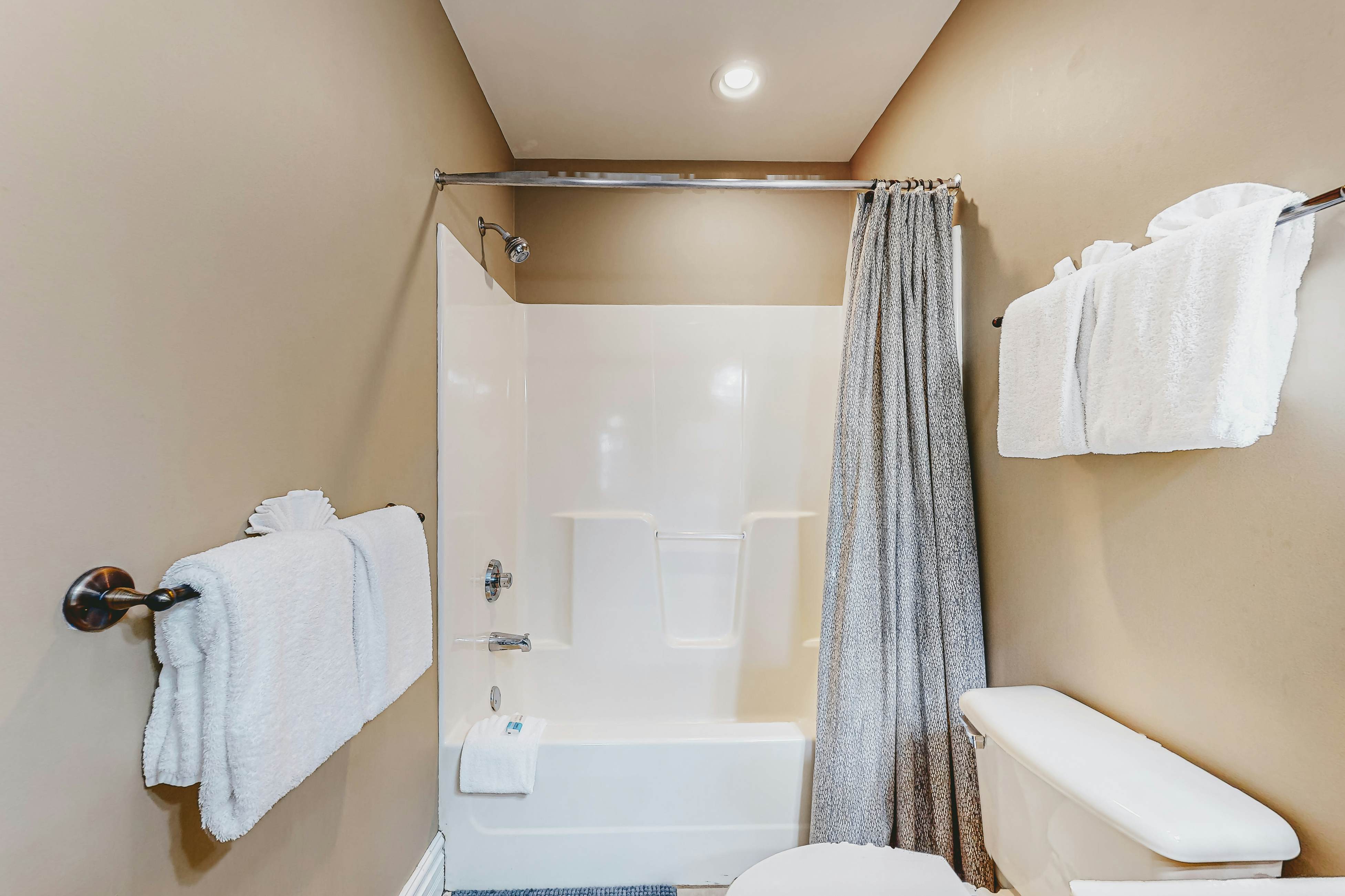 Chic Condo Near Downtown, Sleeps 8・Fireplace・Gym