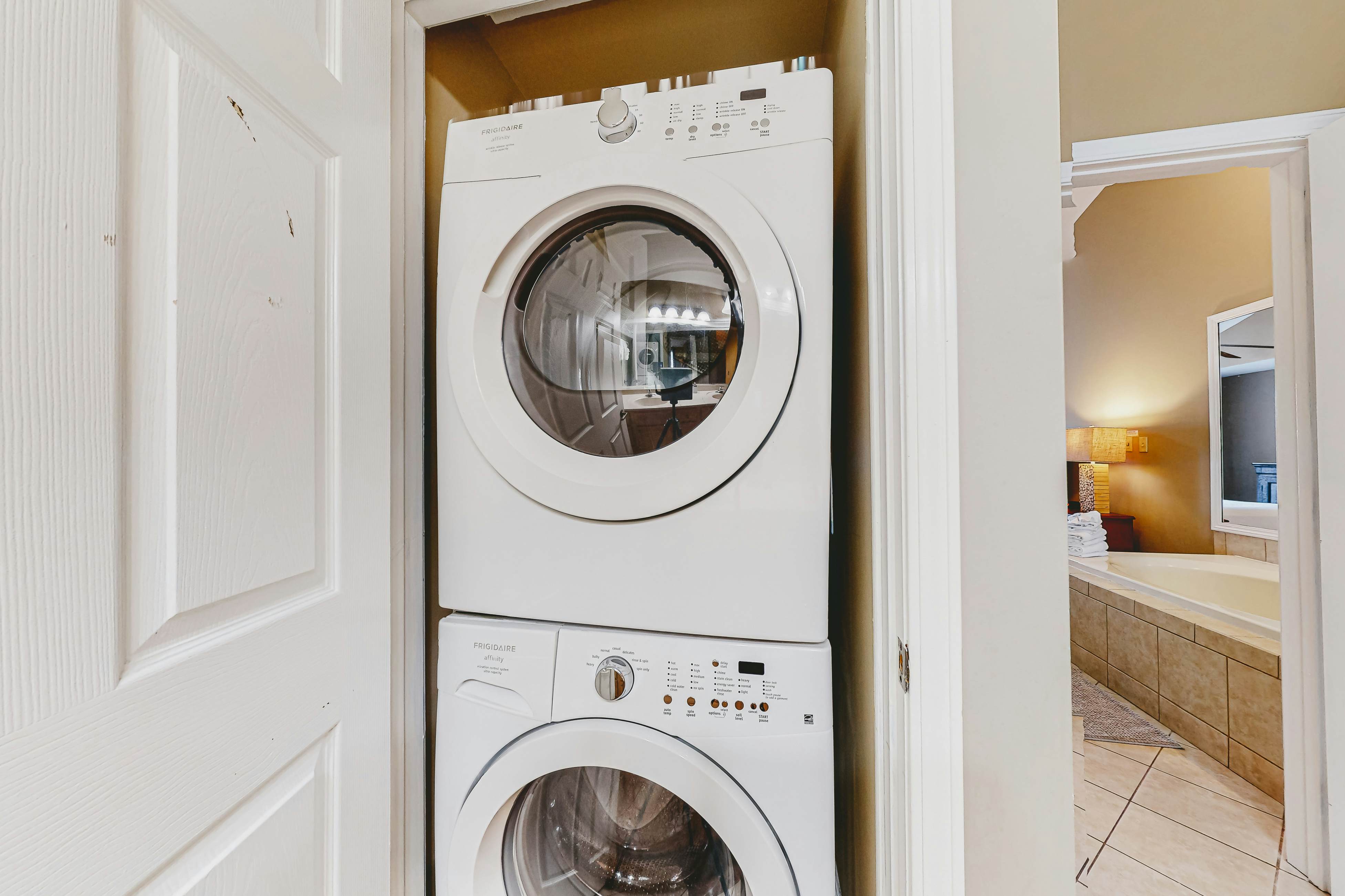 Chic Condo Near Downtown, Sleeps 8・Fireplace・Gym