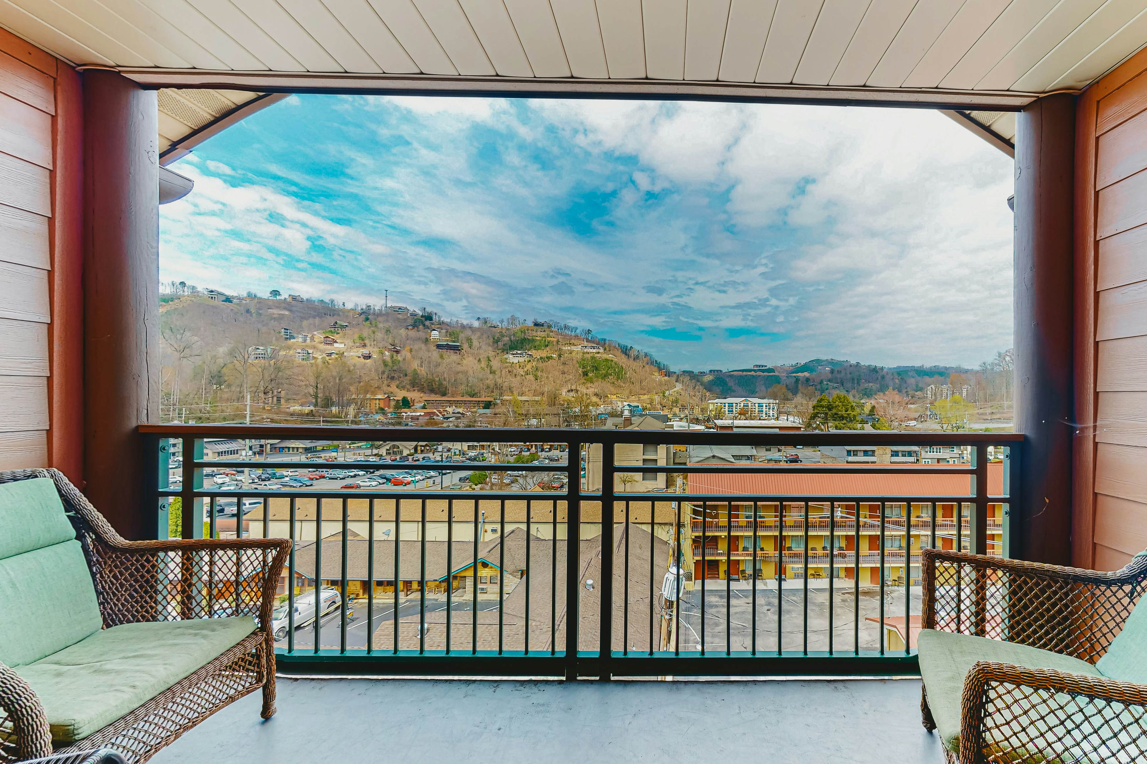 Chic Condo Near Downtown, Sleeps 8・Fireplace・Gym