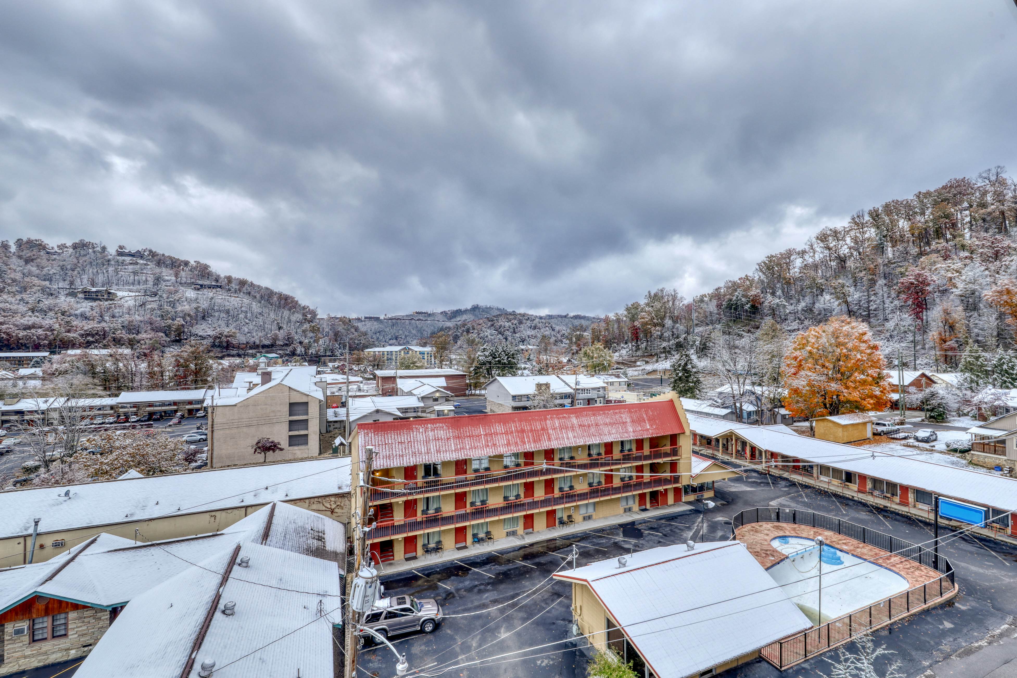 Chic Condo Near Downtown, Sleeps 8・Fireplace・Gym