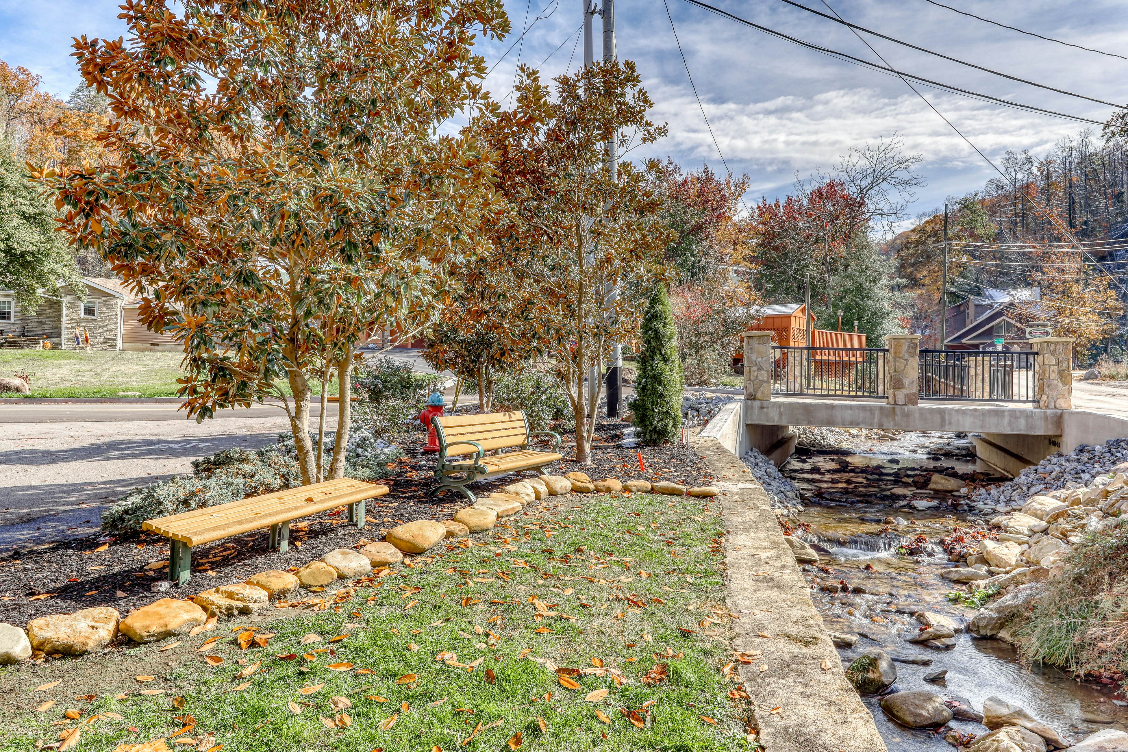 Chic Condo Near Downtown, Sleeps 8・Fireplace・Gym