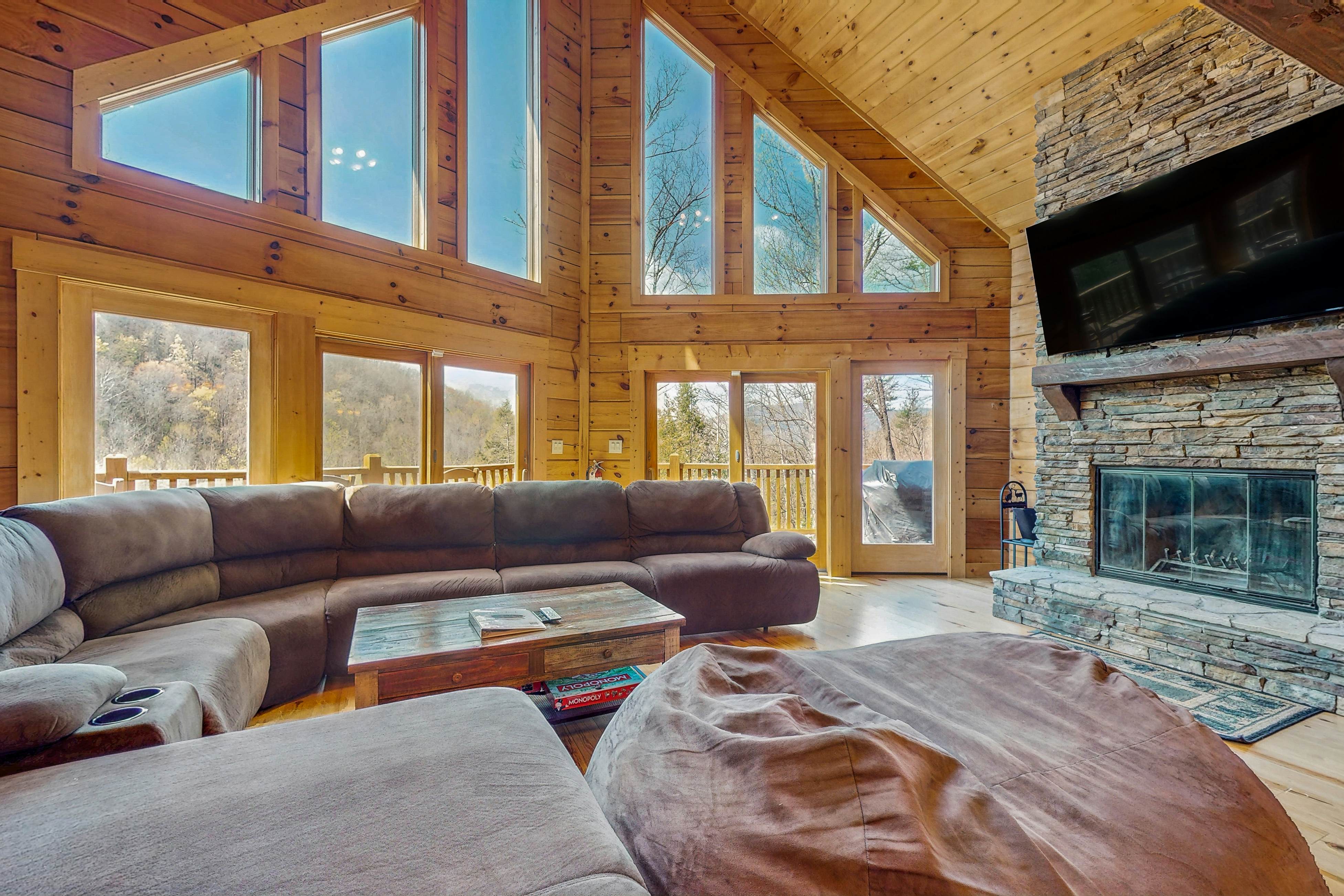 Large Cabin, Sleeps 20・Games・Hot Tub・Amazing Views