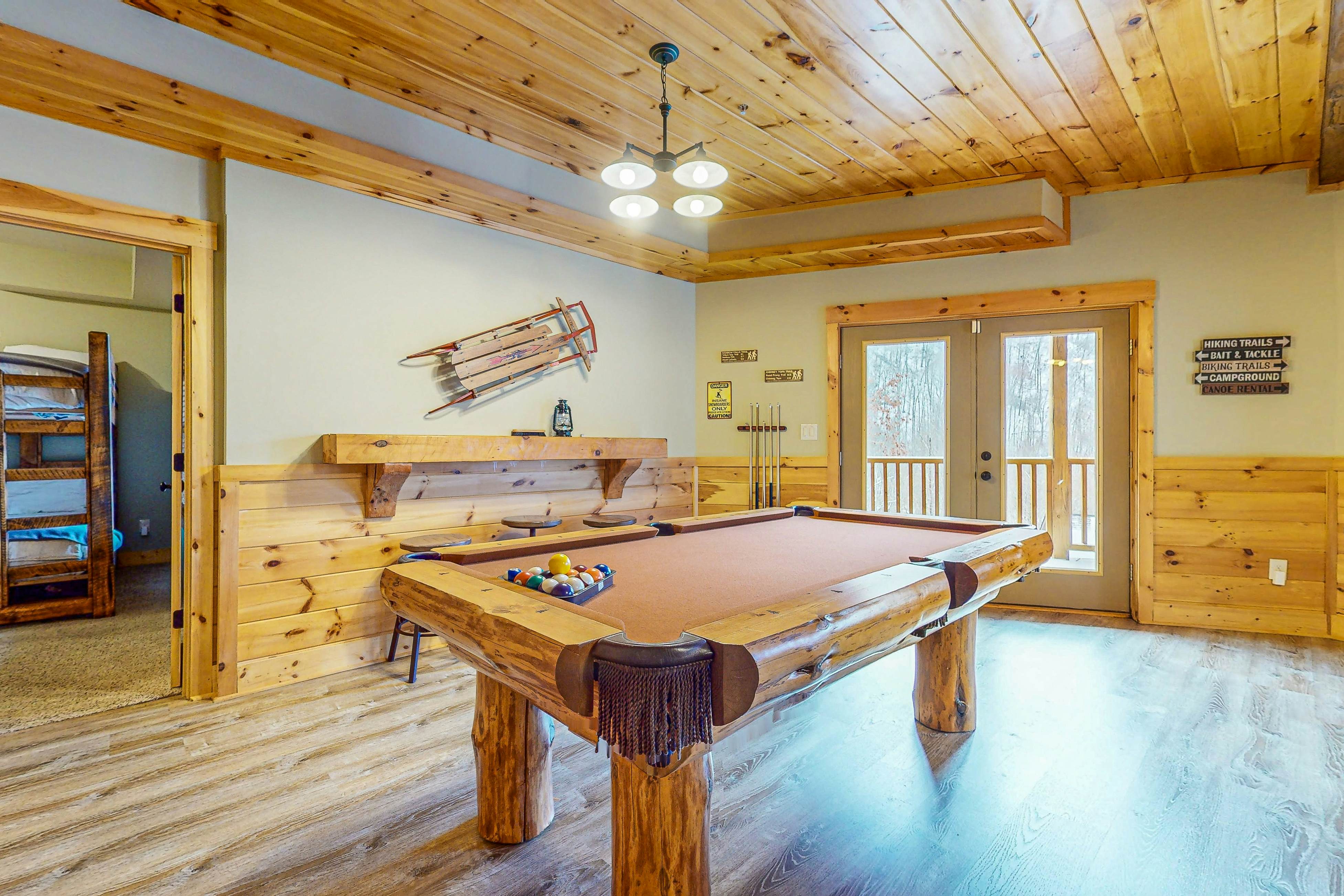 Large Cabin, Sleeps 20・Games・Hot Tub・Amazing Views