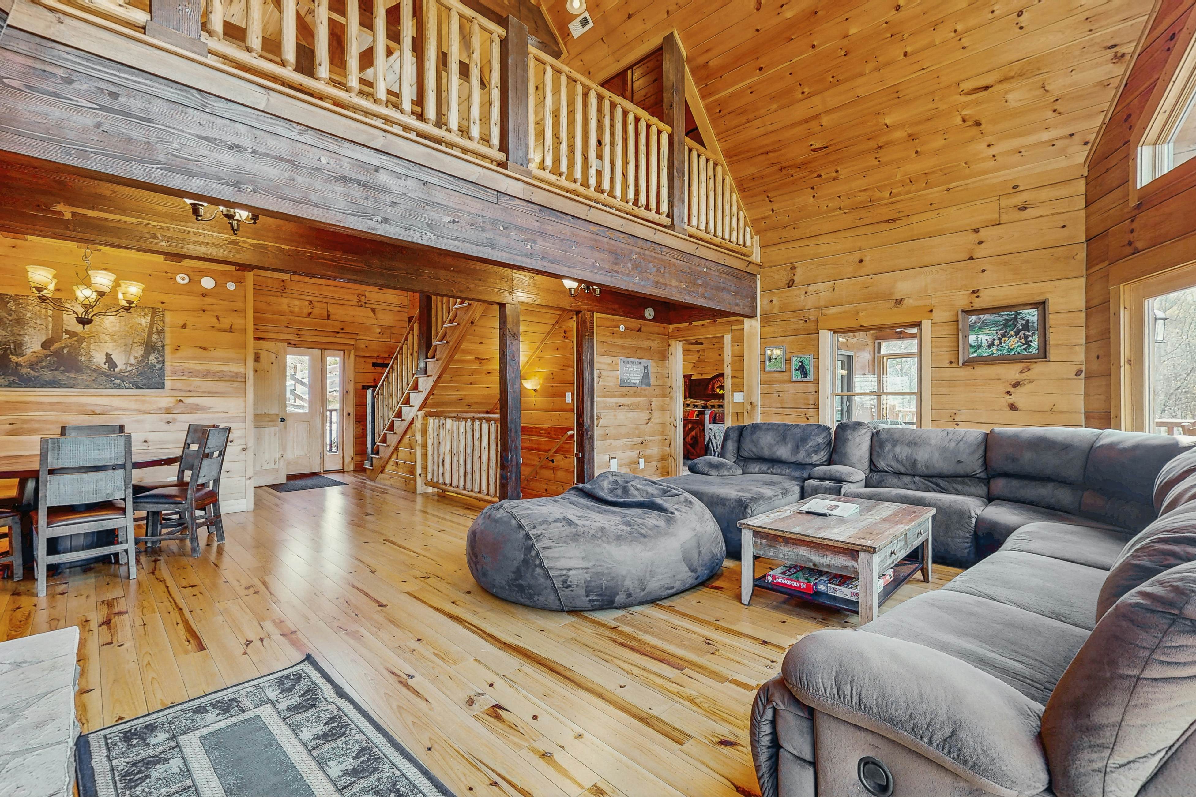 Large Cabin, Sleeps 20・Games・Hot Tub・Amazing Views