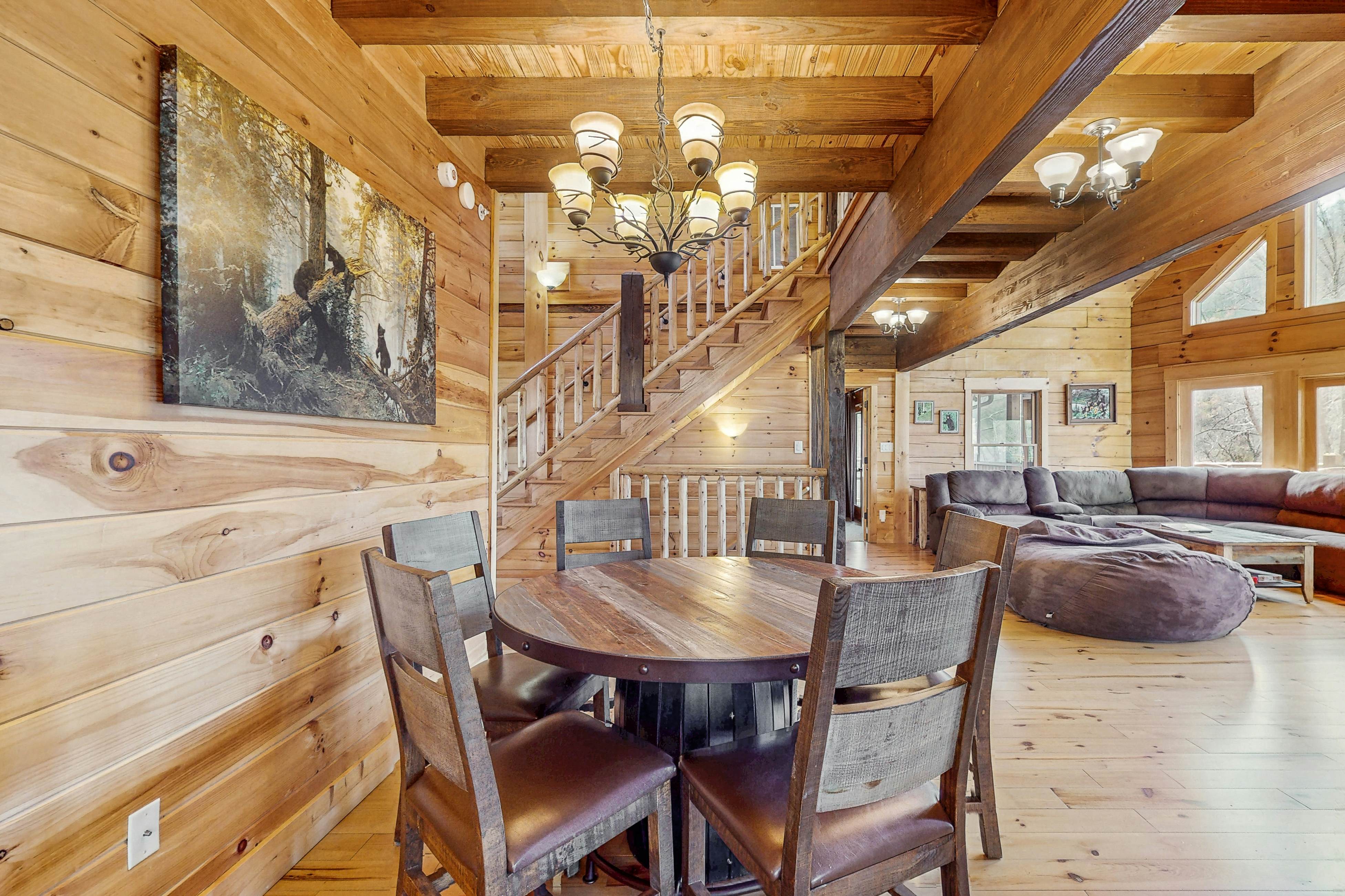 Large Cabin, Sleeps 20・Games・Hot Tub・Amazing Views