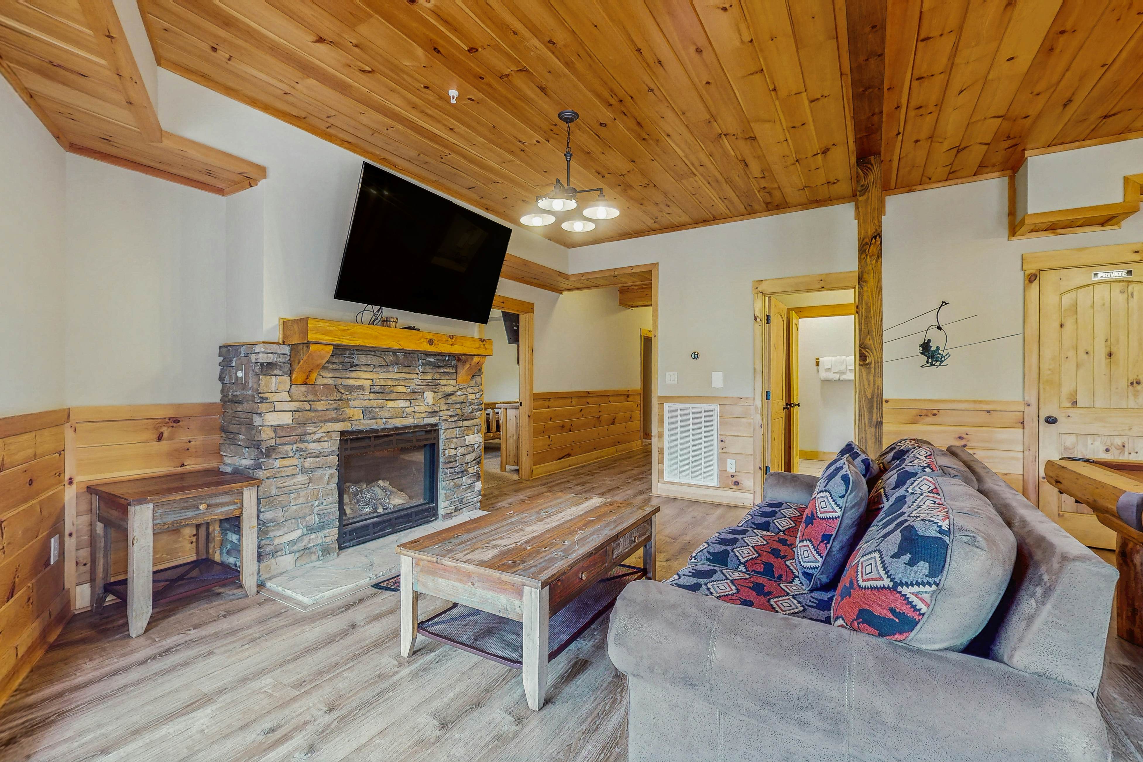 Large Cabin, Sleeps 20・Games・Hot Tub・Amazing Views