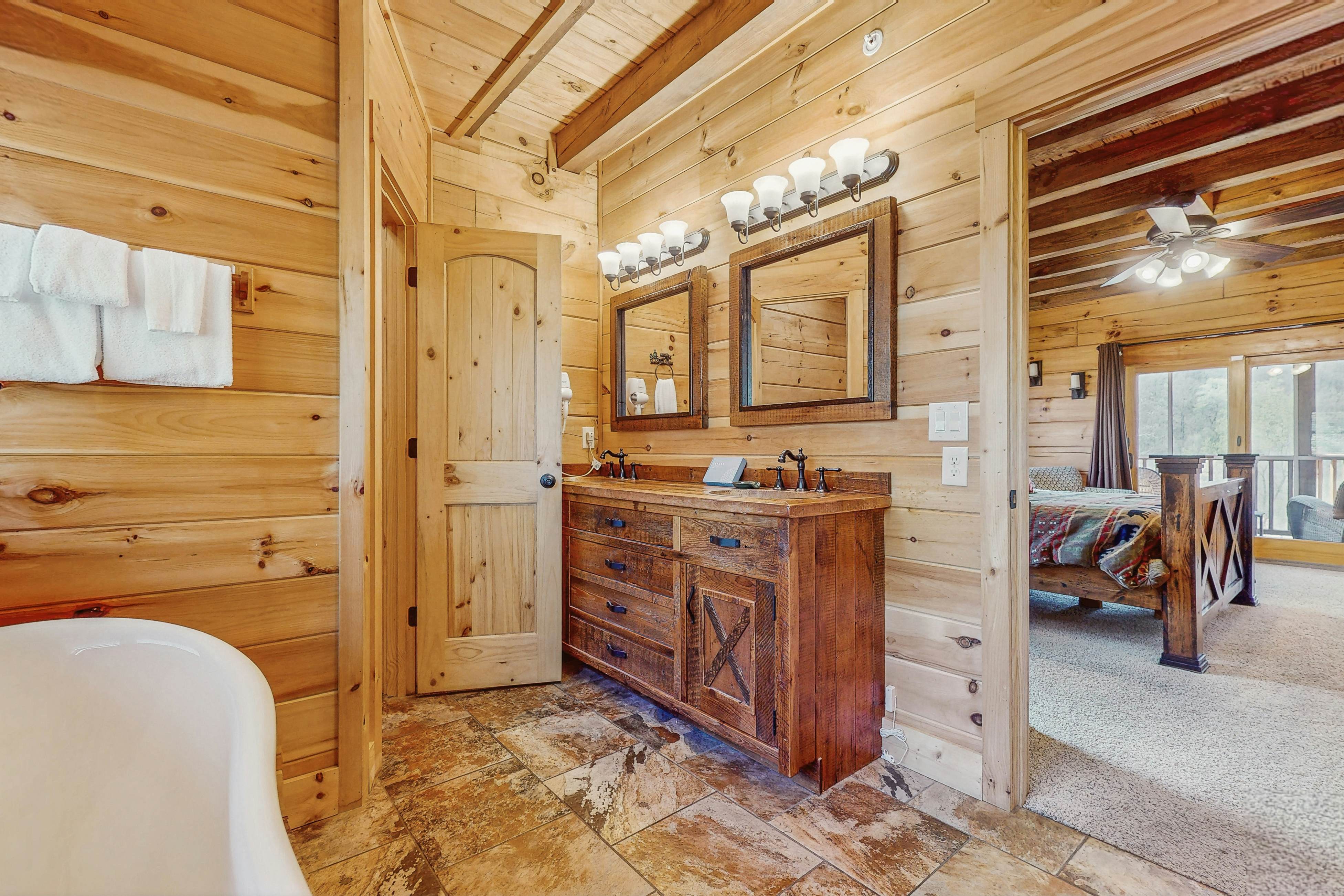 Large Cabin, Sleeps 20・Games・Hot Tub・Amazing Views