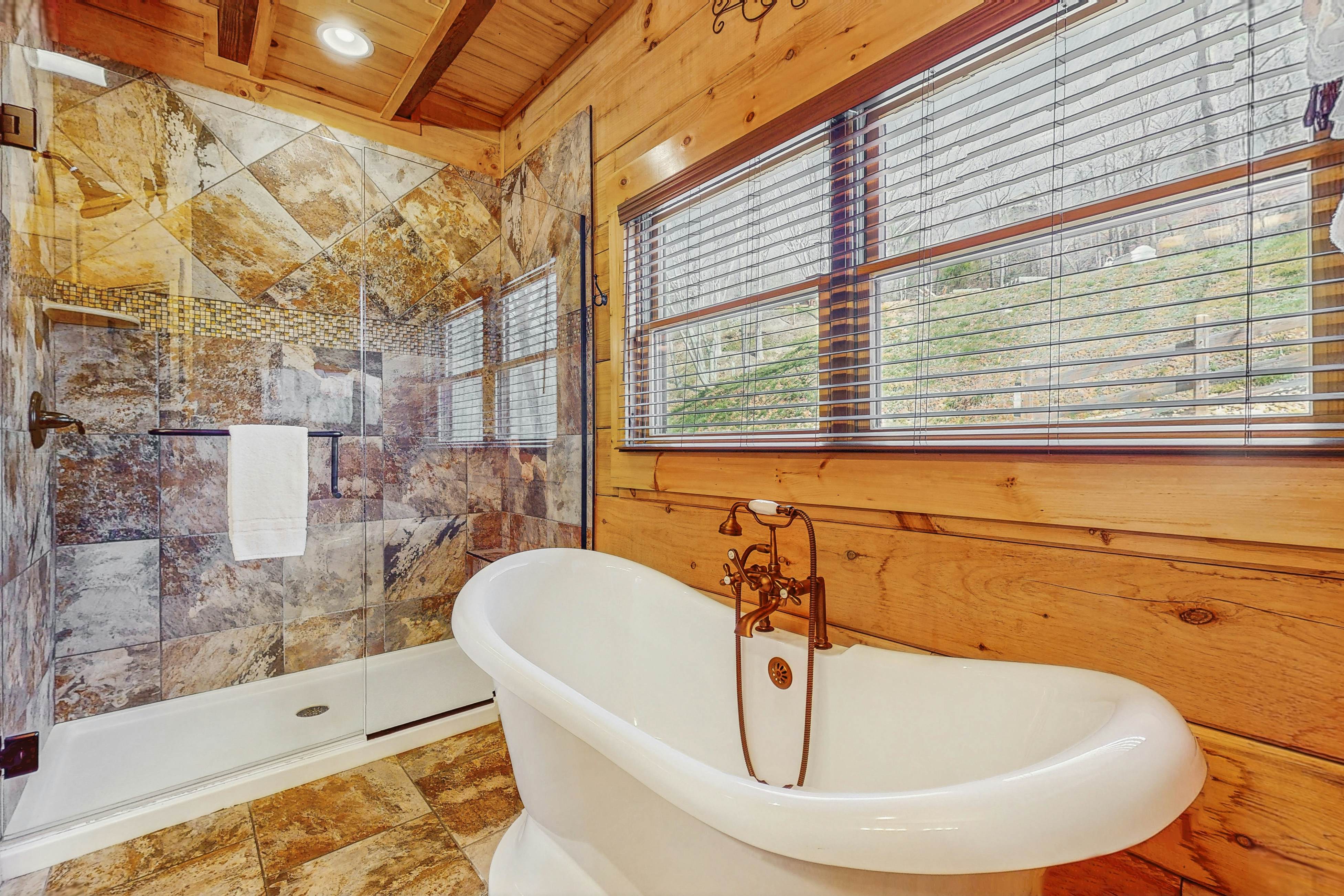 Large Cabin, Sleeps 20・Games・Hot Tub・Amazing Views