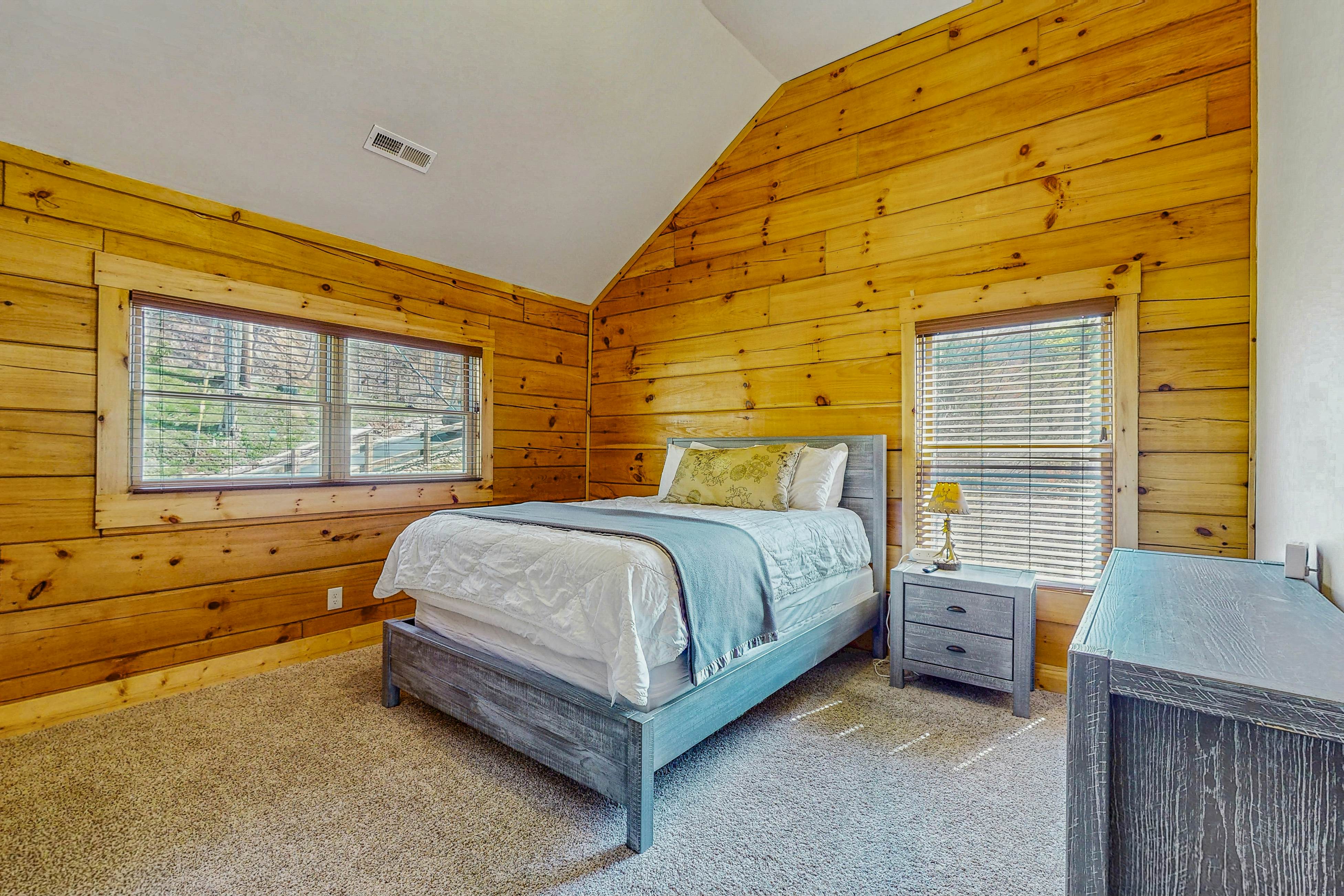 Large Cabin, Sleeps 20・Games・Hot Tub・Amazing Views