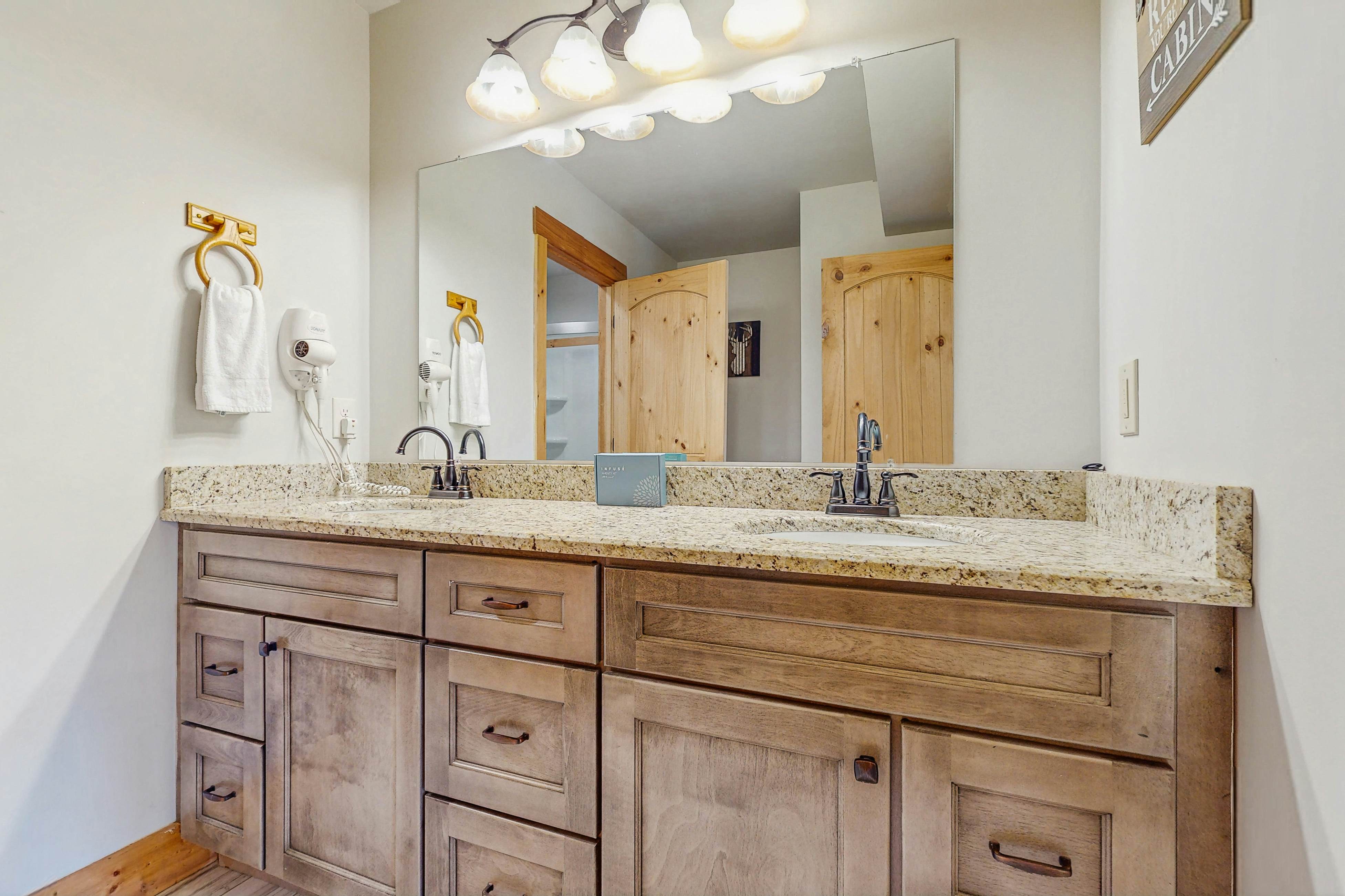 Large Cabin, Sleeps 20・Games・Hot Tub・Amazing Views