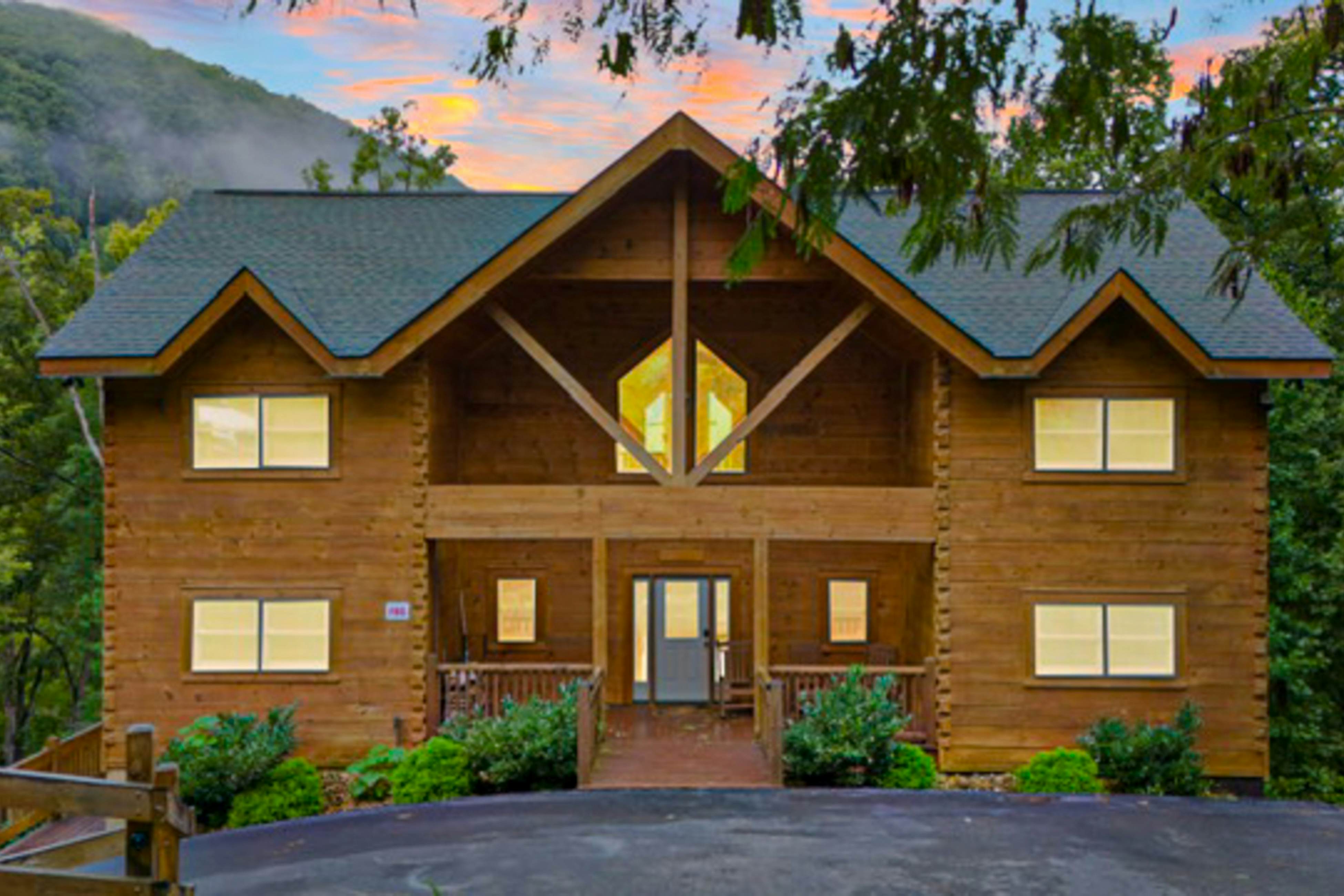 Large Cabin, Sleeps 20・Games・Hot Tub・Amazing Views