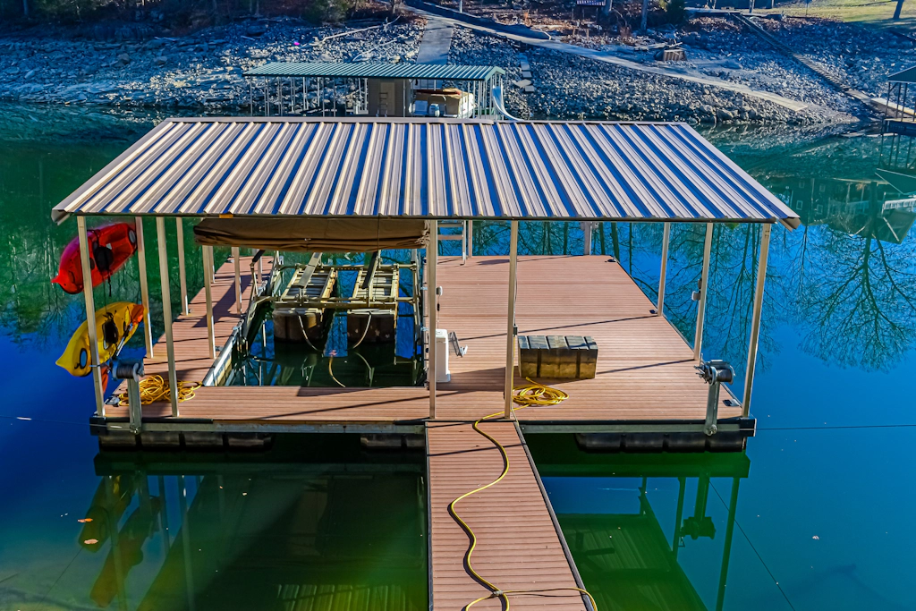 New Lake Home, Sleeps 14 , Private Dock, Deck, Grill