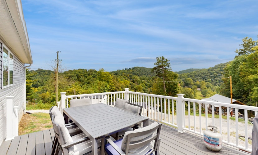 New Lake Home, Sleeps 14 ・Private Dock・Deck・Grill