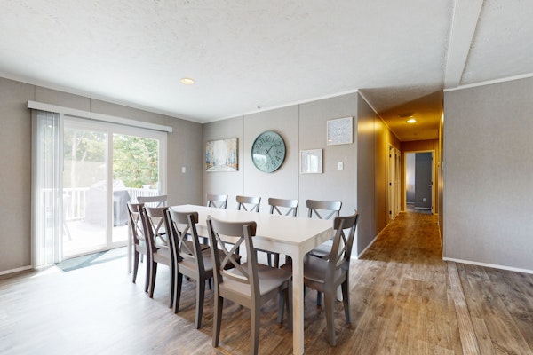 New Lake Home, Sleeps 14 ・Private Dock・Deck・Grill