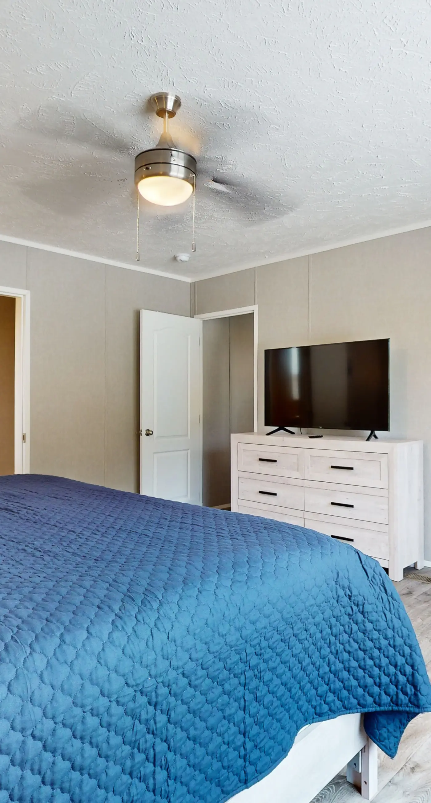 New Lake Home, Sleeps 14 , Private Dock, Deck, Grill