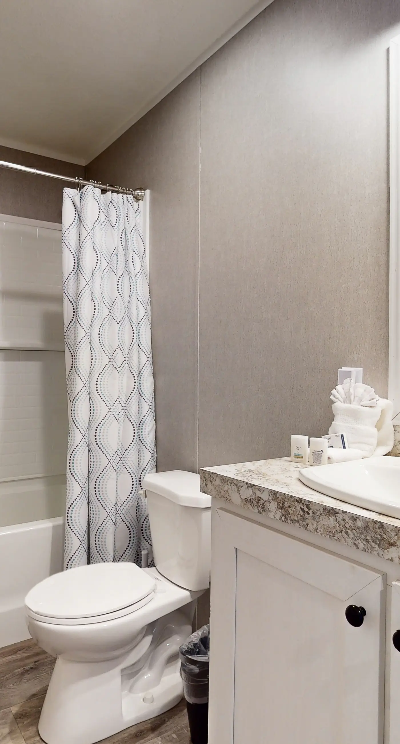 New Lake Home, Sleeps 14 , Private Dock, Deck, Grill