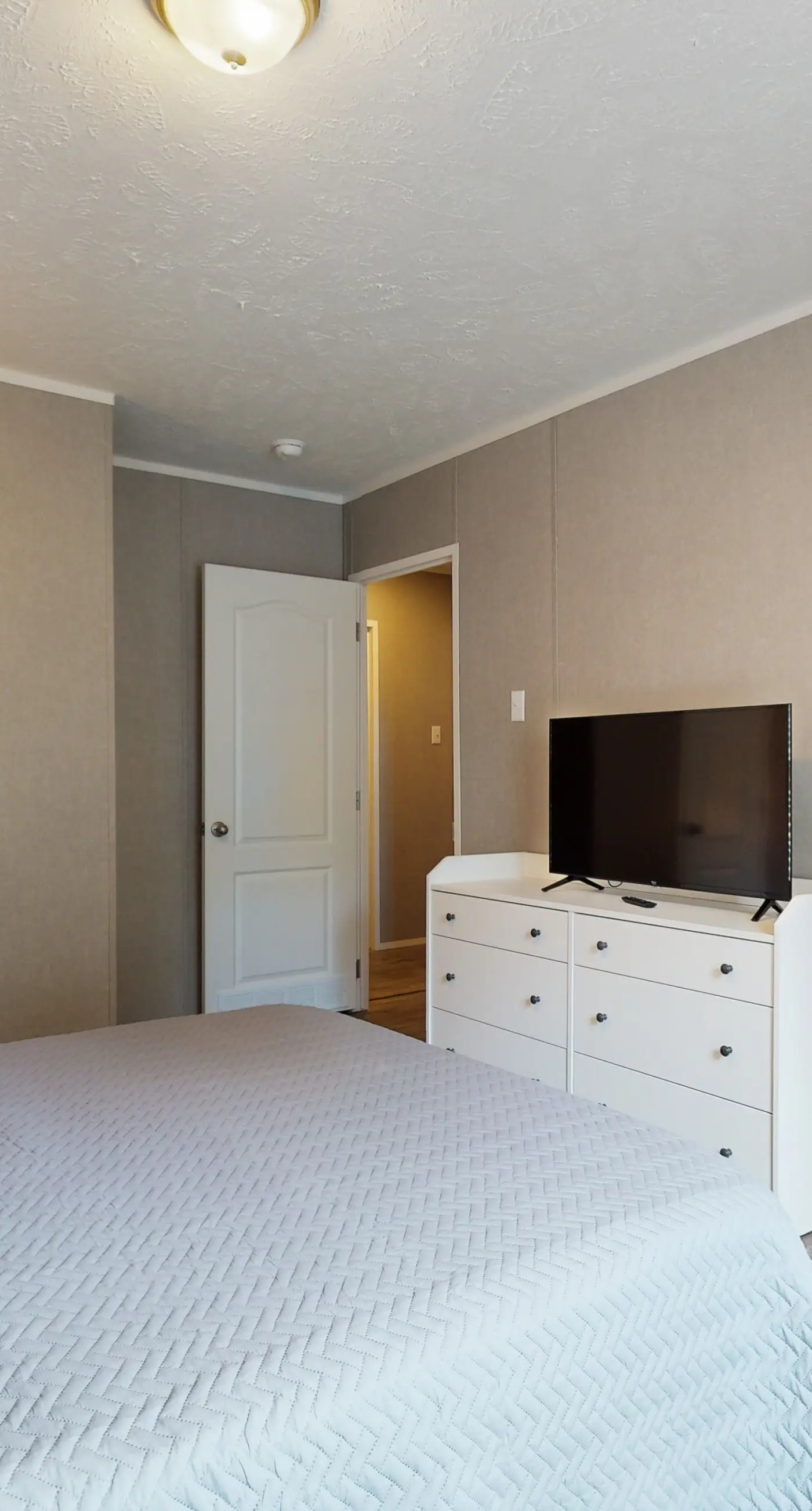 New Lake Home, Sleeps 14 , Private Dock, Deck, Grill