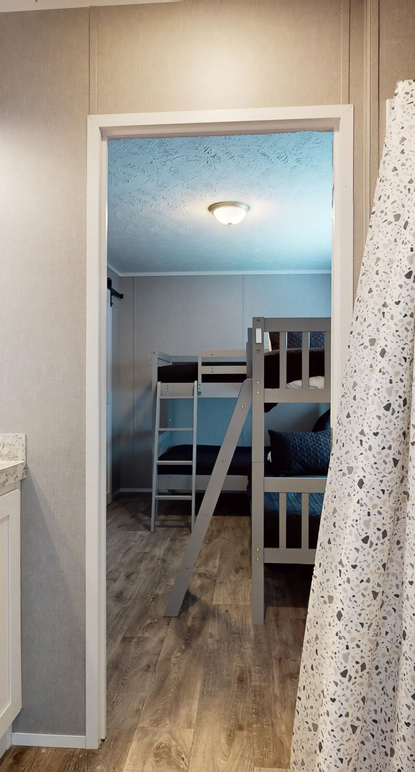 New Lake Home, Sleeps 14 , Private Dock, Deck, Grill