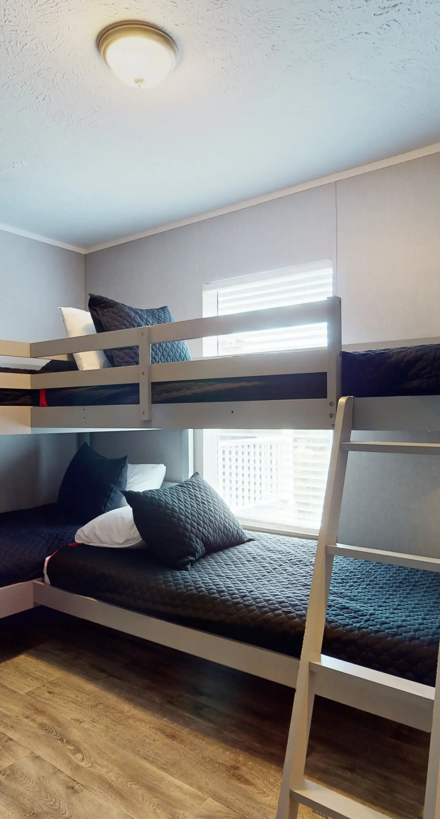 New Lake Home, Sleeps 14 , Private Dock, Deck, Grill