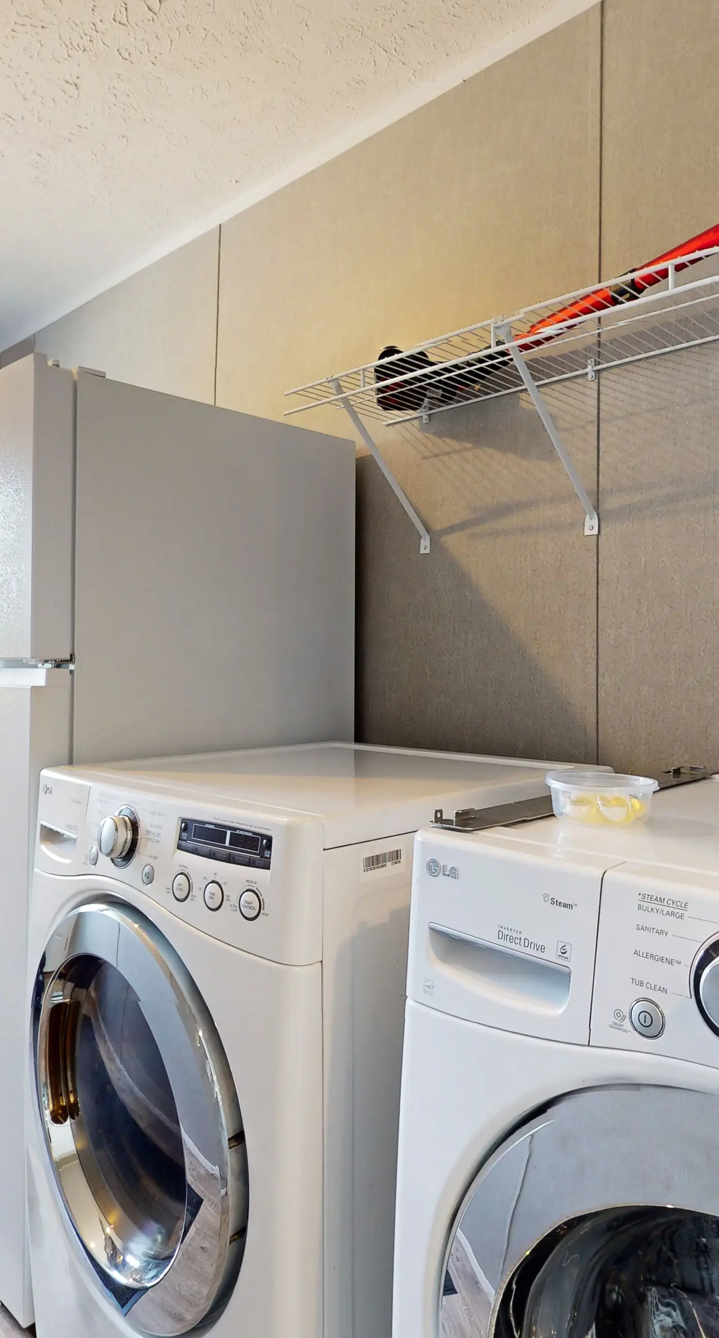 New Lake Home, Sleeps 14 , Private Dock, Deck, Grill