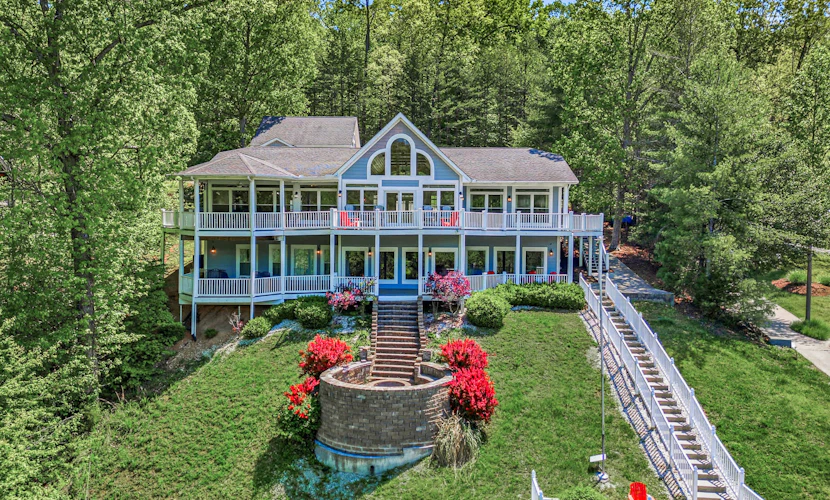 ๐๏ธ ๐ฆ๐๐ฒ๐ฒ๐ ๐๐ต๐ฒ๐ฒ๐ธ๐
Lakefront luxury retreat on Norris Lake in LaFollette, TN, sleeps 31! Perfect for family reunions, large groups & corporate retreats. Private dock with covered boat slip, jet ski slips & water slide. Enjoy panoramic lake views, game room with pool table, wet bar, gas fireplace, jetted tub, fire pit & spacious deck with grill. Prime East Tennessee vacation rental for boating, fishing & mountain getaways.