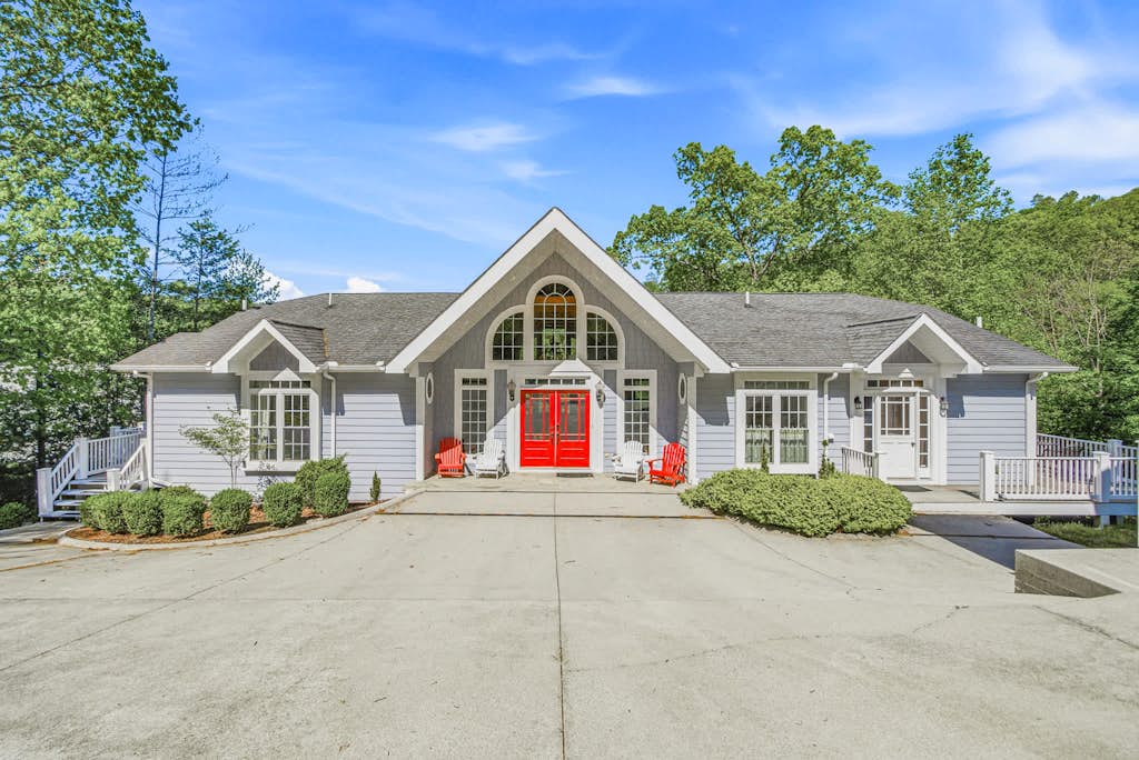 🏞️ 𝗦𝘄𝗲𝗲𝘁 𝗖𝗵𝗲𝗲𝗸𝘀
Lakefront luxury retreat on Norris Lake in LaFollette, TN, sleeps 31! Perfect for family reunions, large groups & corporate retreats. Private dock with covered boat slip, jet ski slips & water slide. Enjoy panoramic lake views, game room with pool table, wet bar, gas fireplace, jetted tub, fire pit & spacious deck with grill. Prime East Tennessee vacation rental for boating, fishing & mountain getaways.