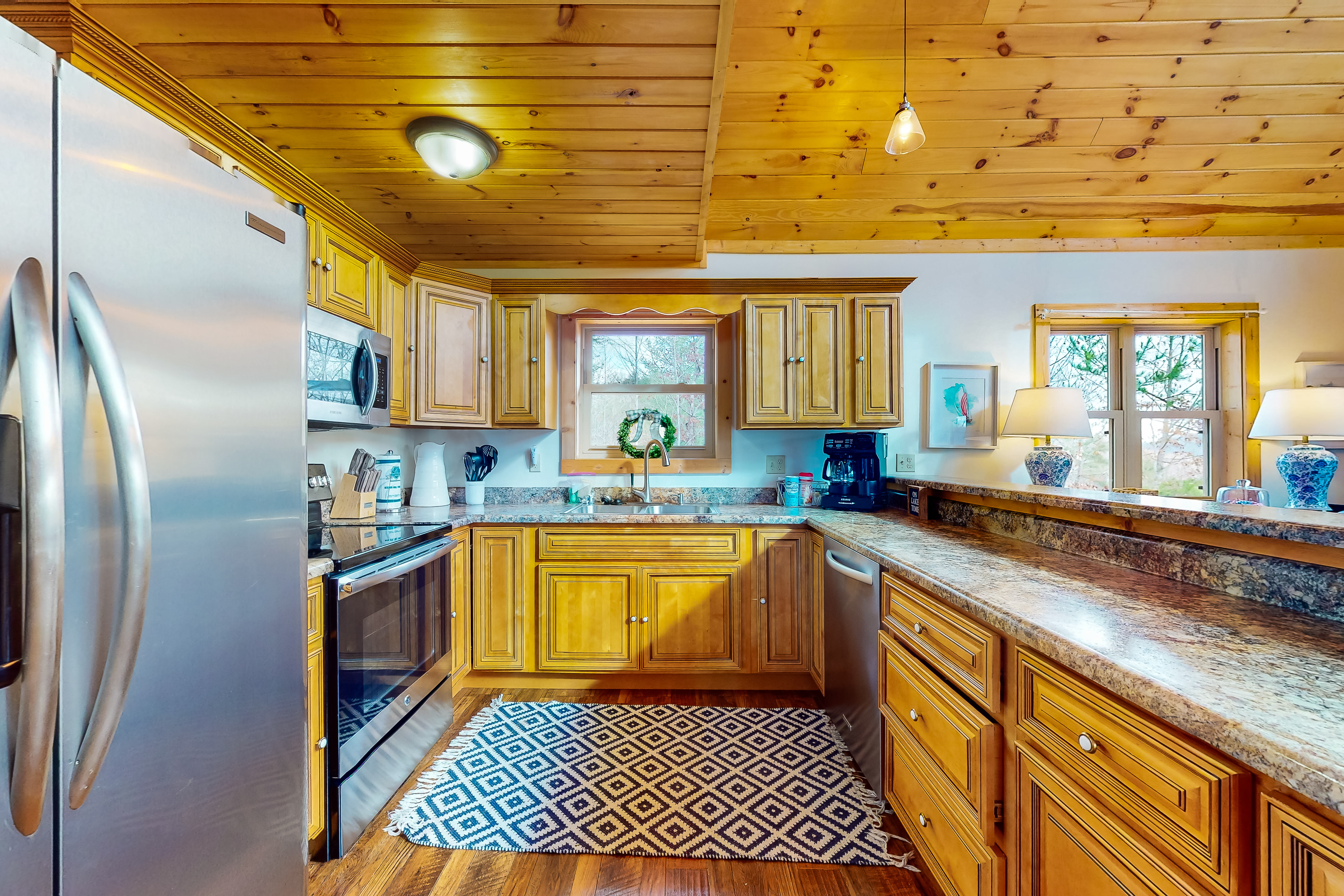 Lakefront House, Sleeps 12・Hot Tub・Mtn view・Grill